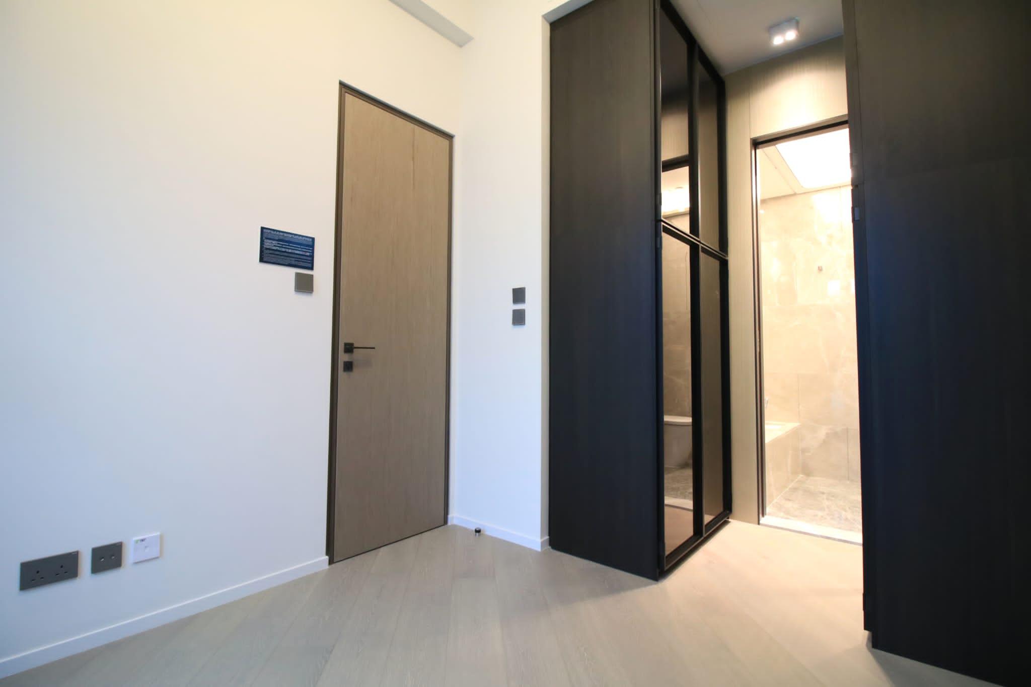 主人套房衣帽間設有LEMA Fashion Box,收納之餘,亦可為衣物除臭及消毒。(林俊源攝)