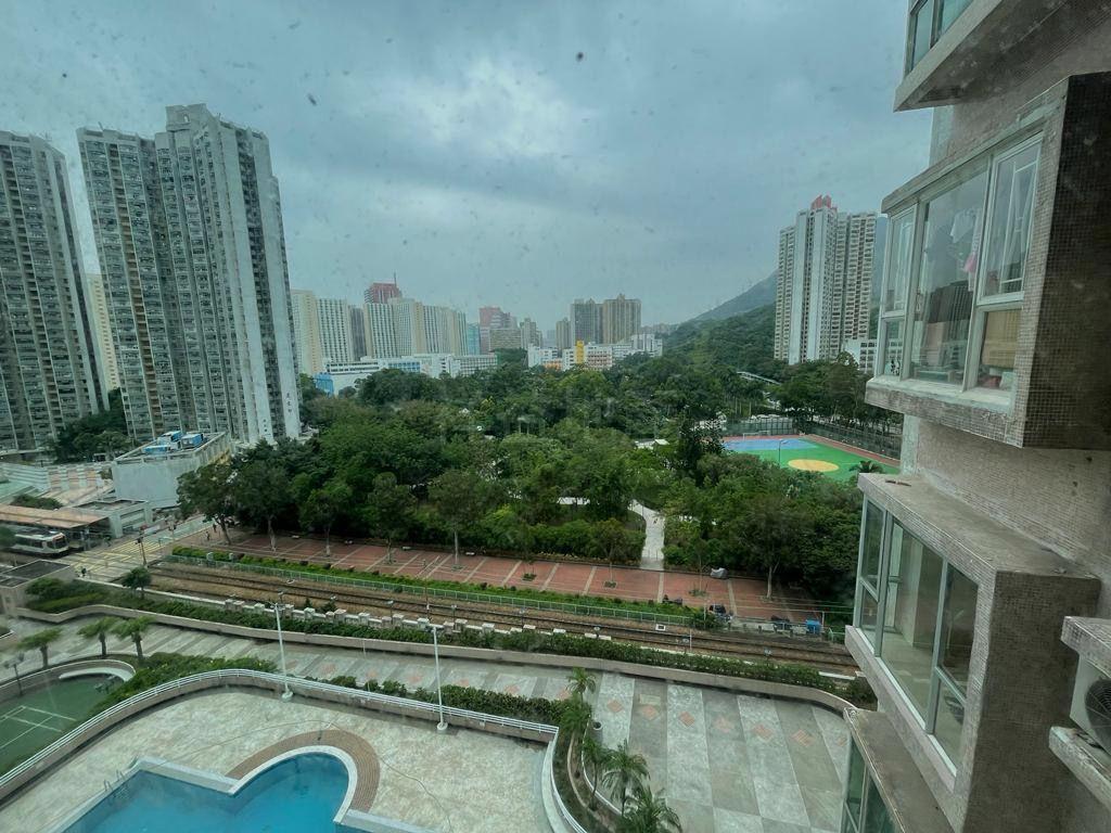 單位客廳和房間均望開揚泳池、球場及翠綠園景。(代理提供)