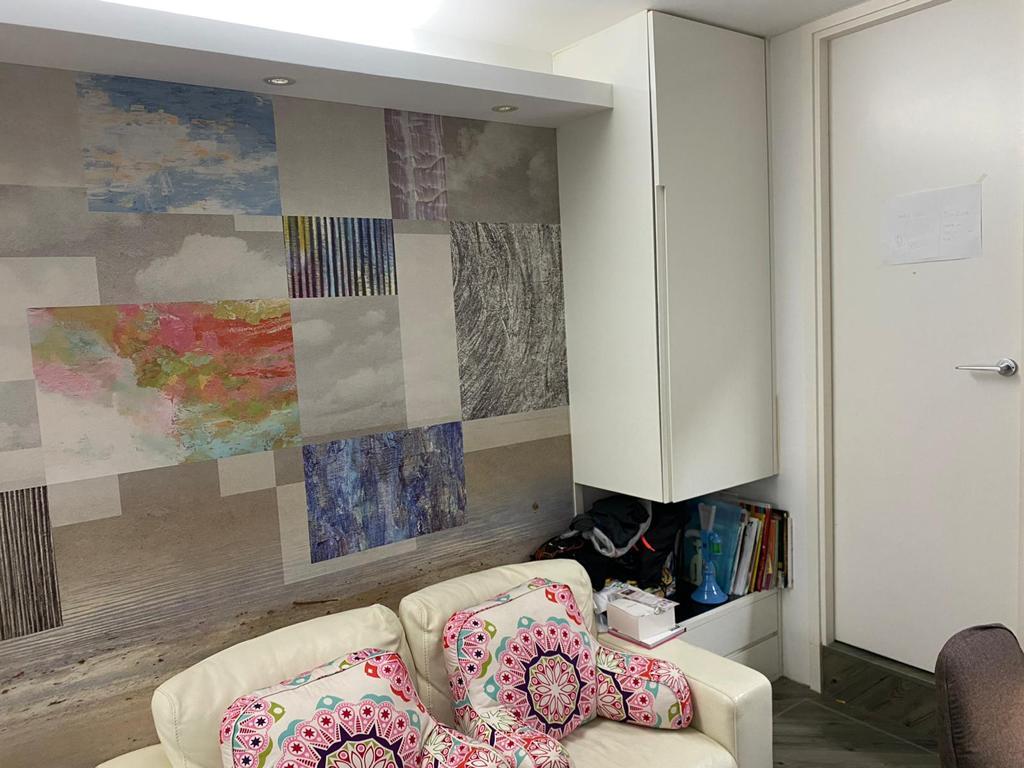 客廳其中一面牆璧,以木質油畫牆身點綴,清新雅緻。(代理提供)