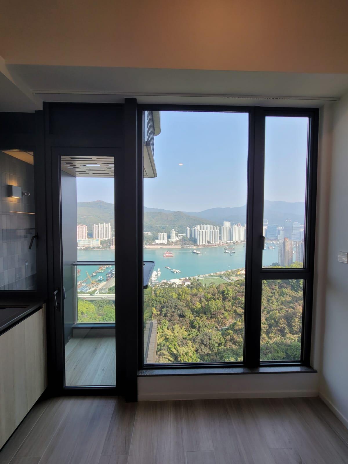 單位大廳採落地玻璃窗設計,外望藍巴勒海峽景致,景觀清幽開揚。(代理提供)