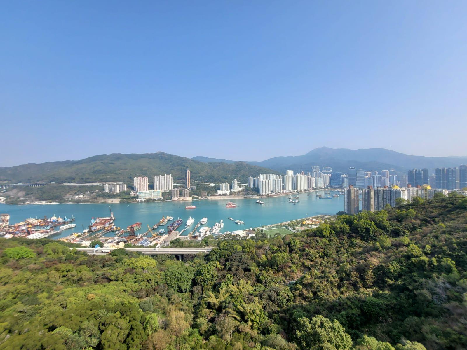 單位享全藍巴勒海峽景觀,景色遼闊吸引。(代理提供)