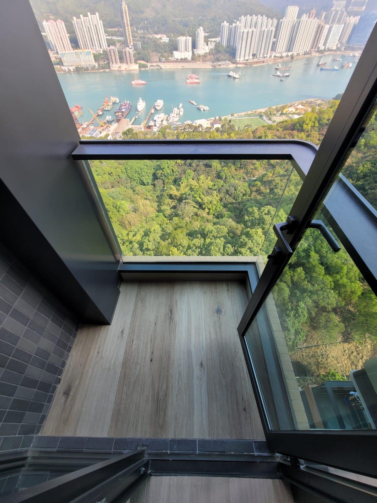 小露台面積不大。(代理提供)