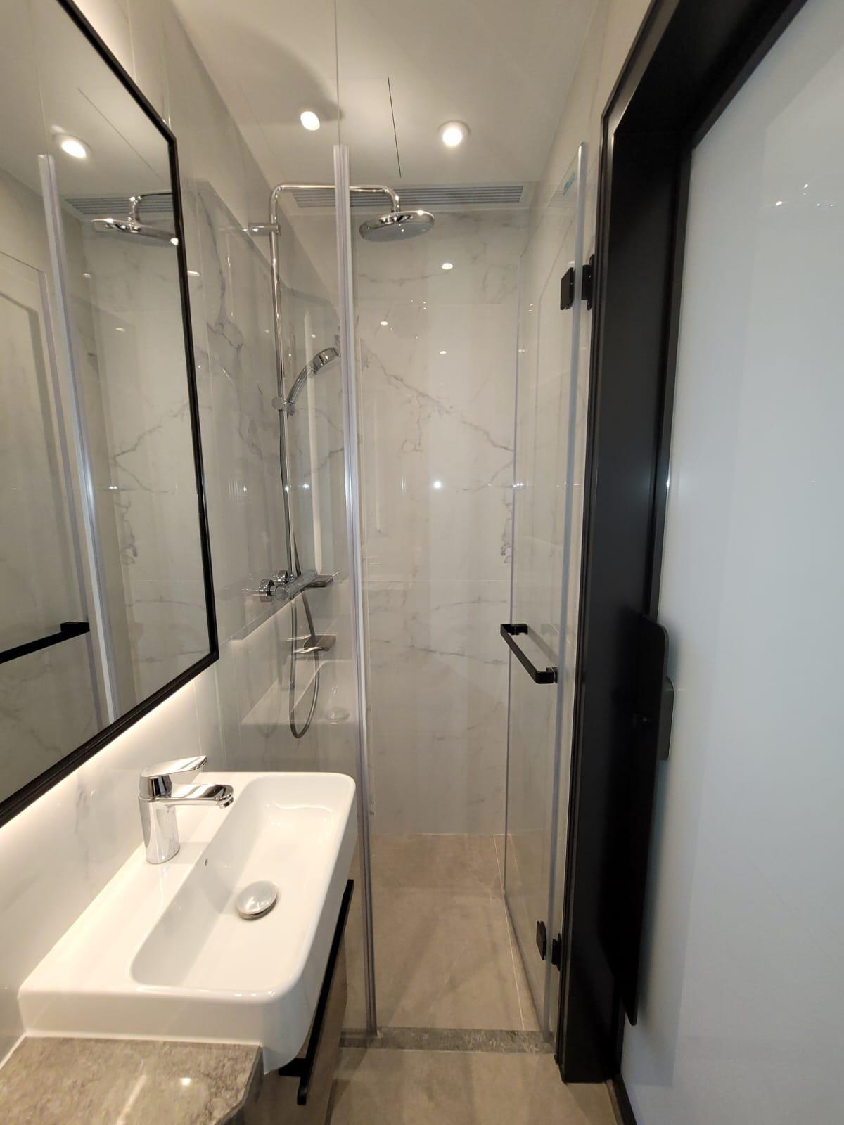 浴室採透明玻璃企缸設計,屬原裝發展商裝修。(代理提供)