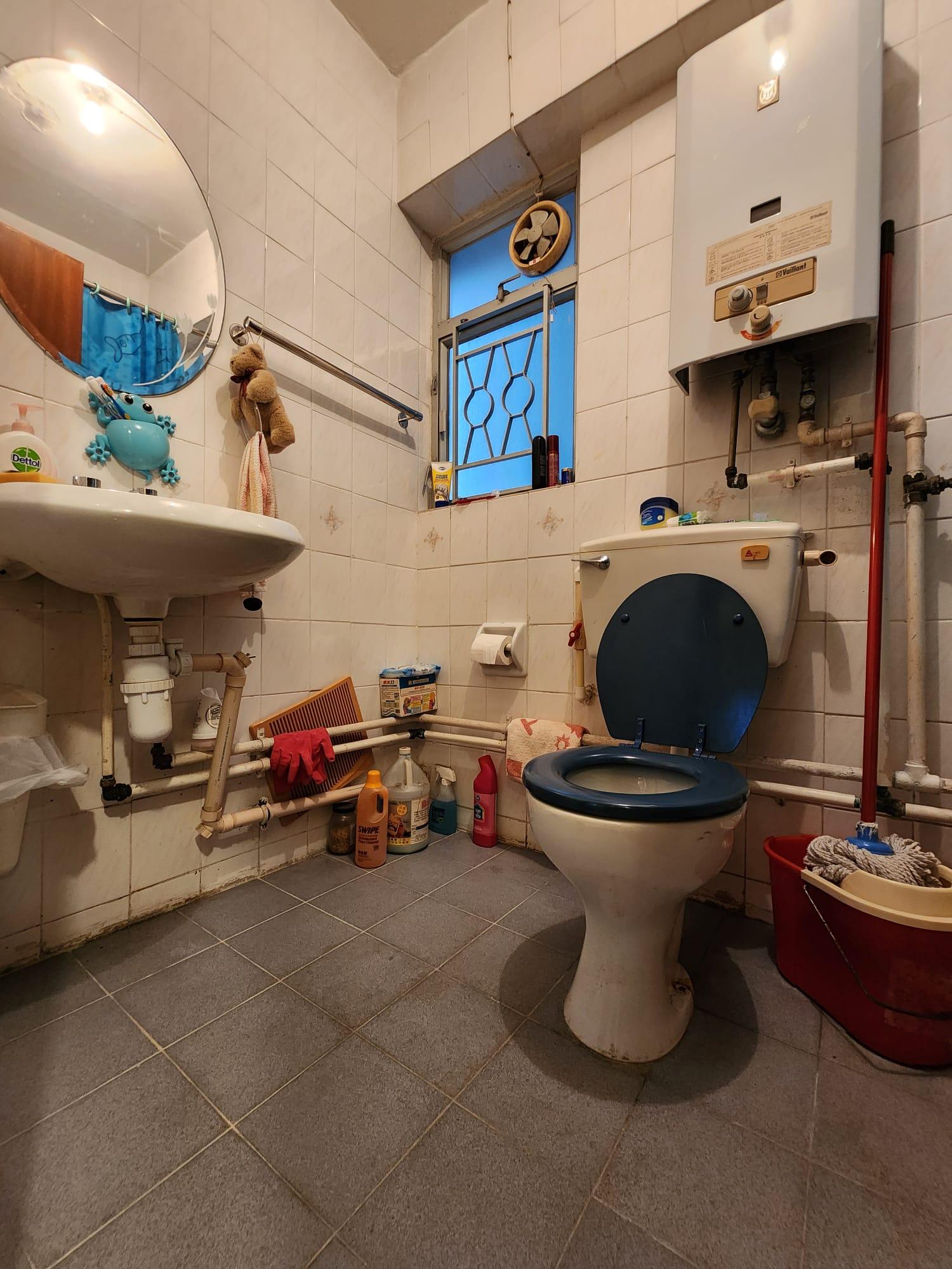 單位浴室面積闊落。(代理提供)