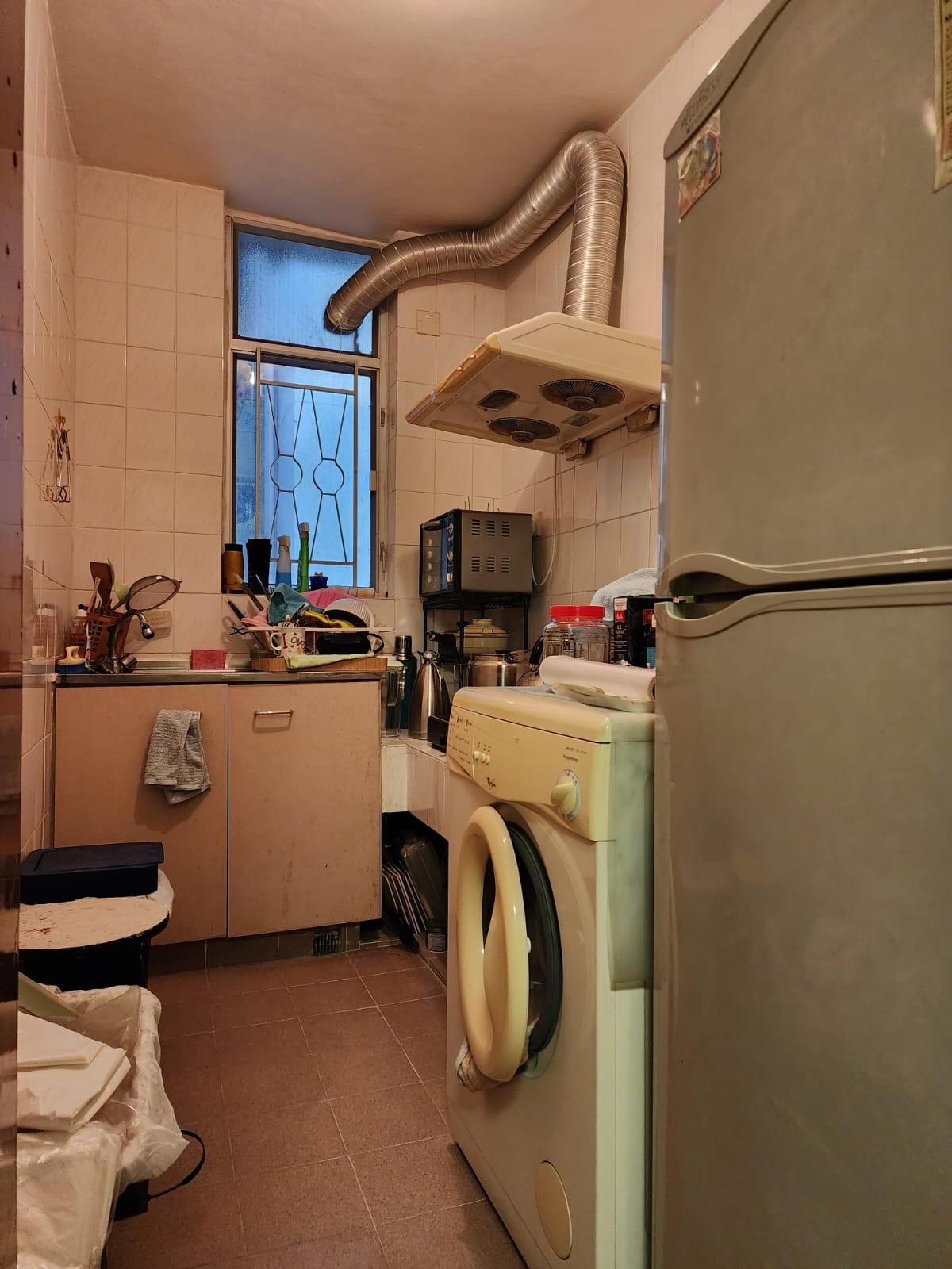 廚房空間充足,擺放大型電器後仍有不少活動空間。(代理提供)