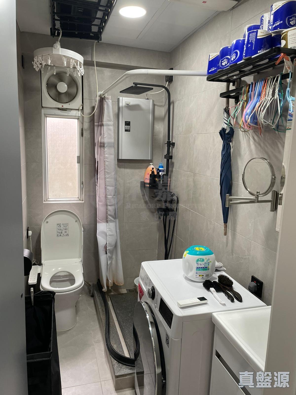 單位浴室裝修新淨企理。(代理提供)