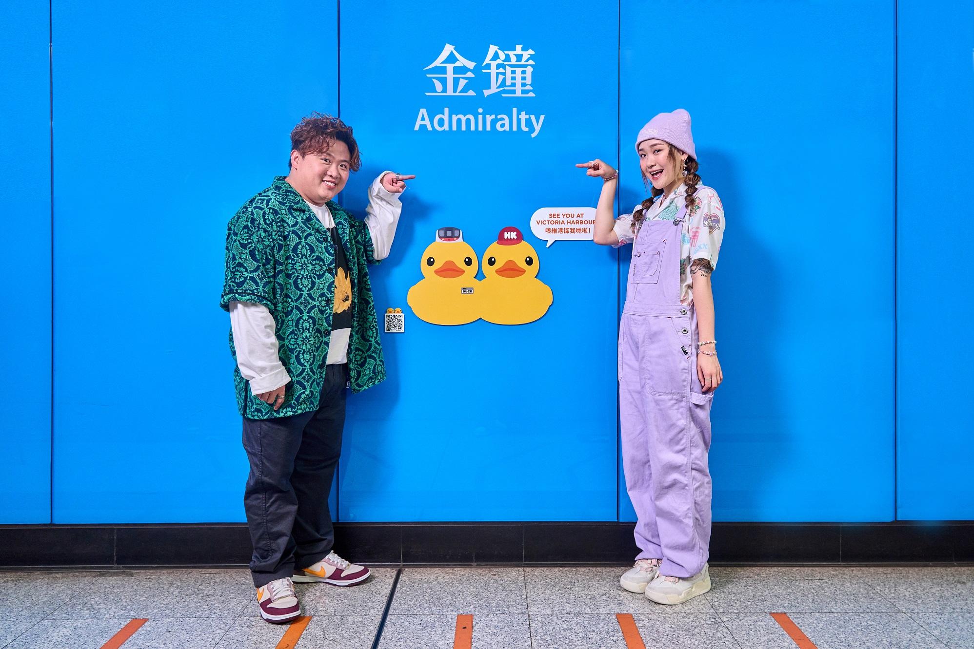 肥仔與Win WIn傳授扮鴨秘訣,一定雙手,否則變成《Megahit》手勢。