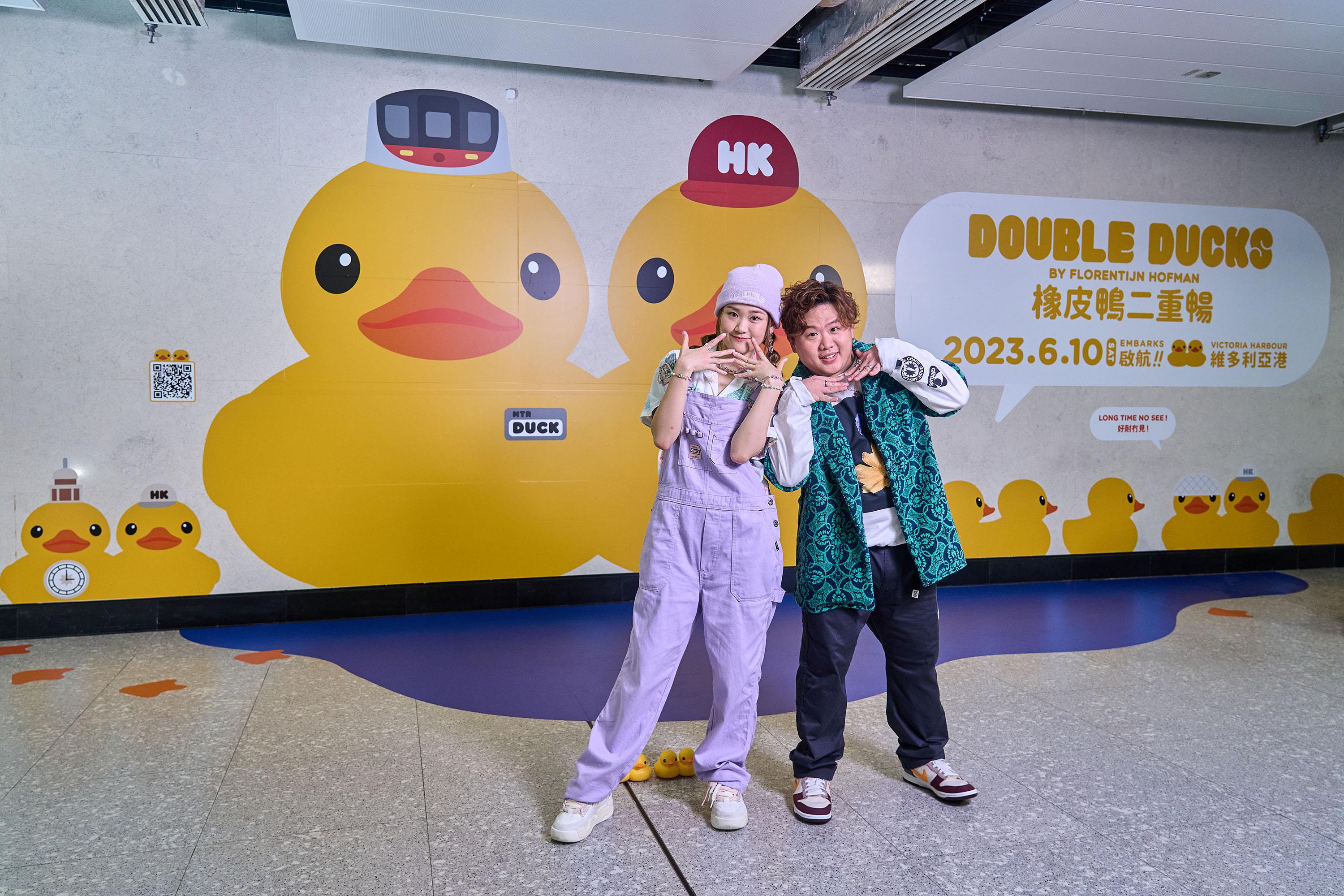 肥仔與Win WIn傳授扮鴨秘訣,一定雙手,否則變成《Megahit》手勢。