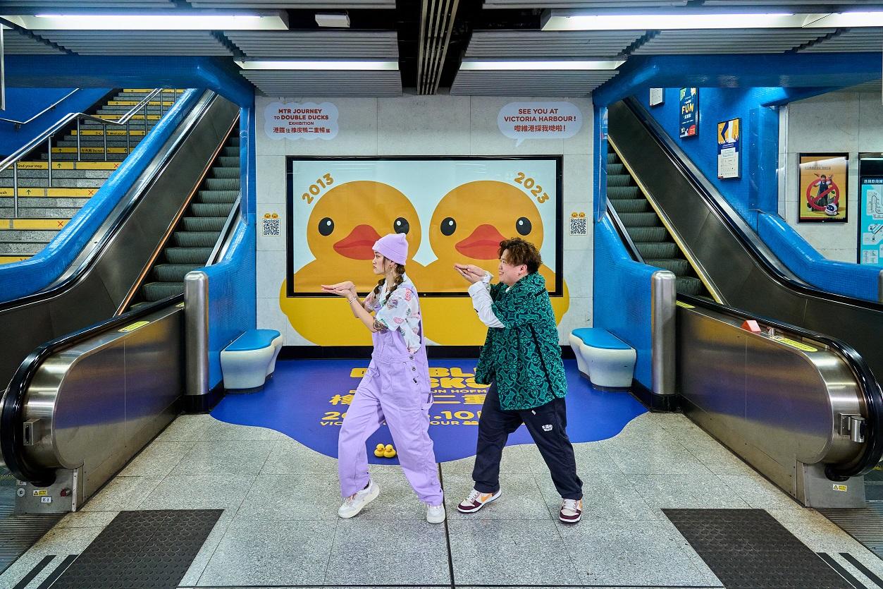 肥仔與Win WIn大跳鴨仔舞。