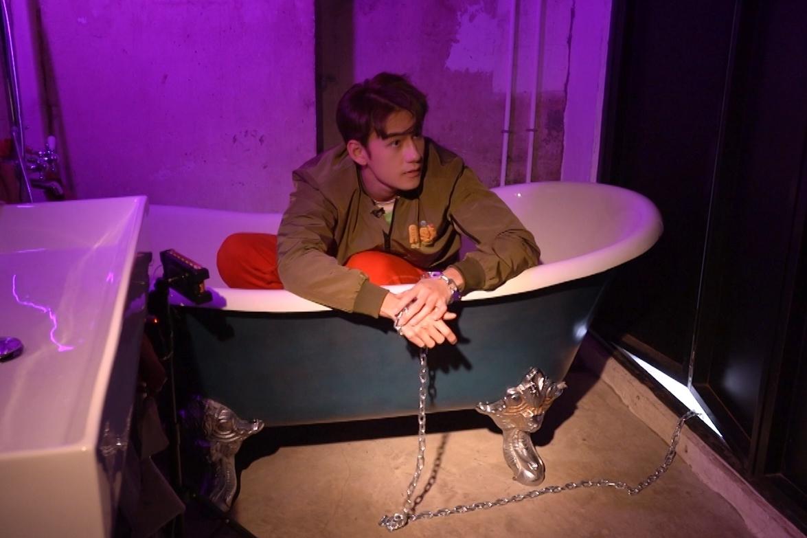 Jeffrey同樣被神秘大佬擄走。