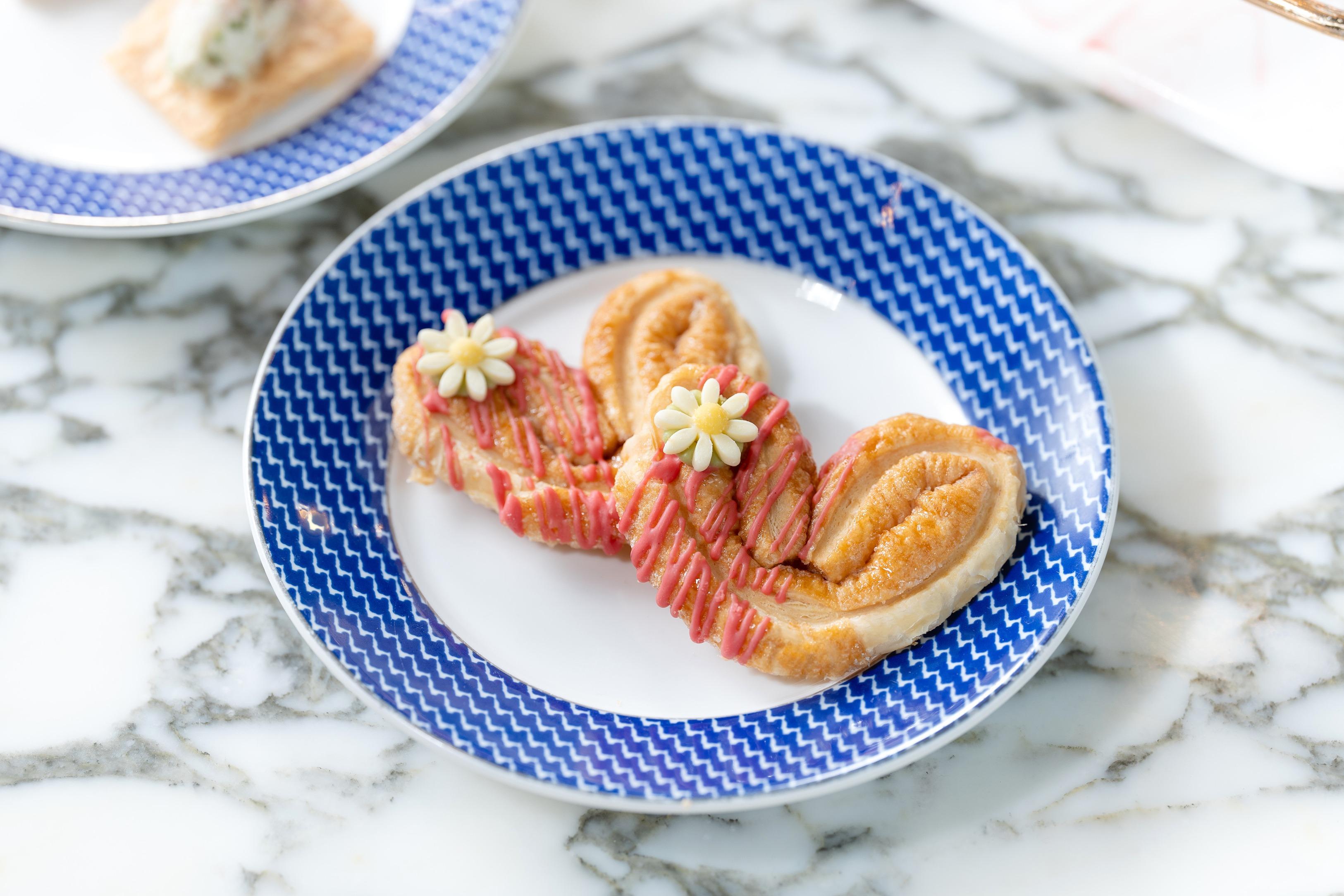 帝苑酒店招牌的粉紅朱古力蝴蝶酥