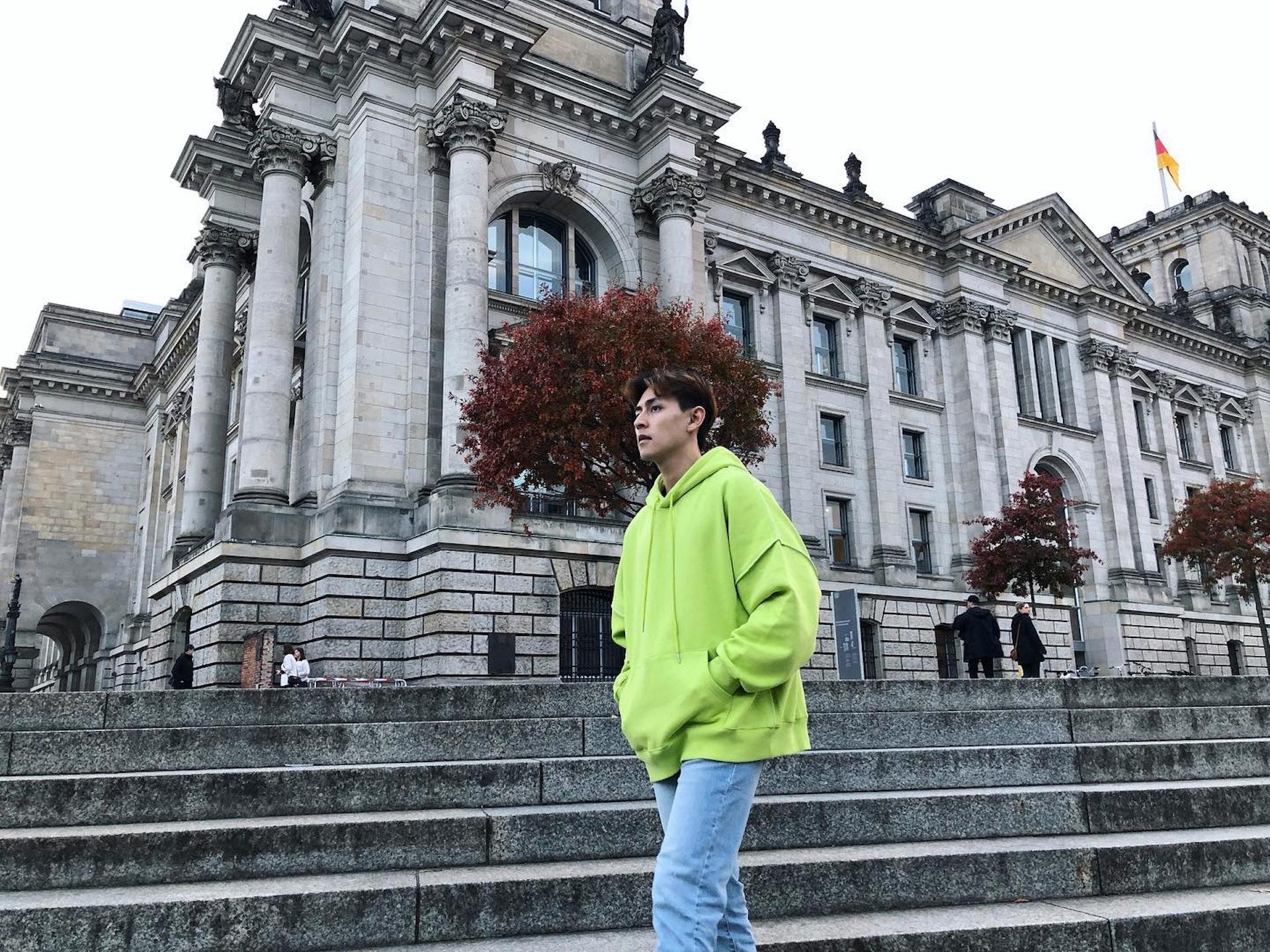 網民認為Agassi樣貌拍得住細佬。