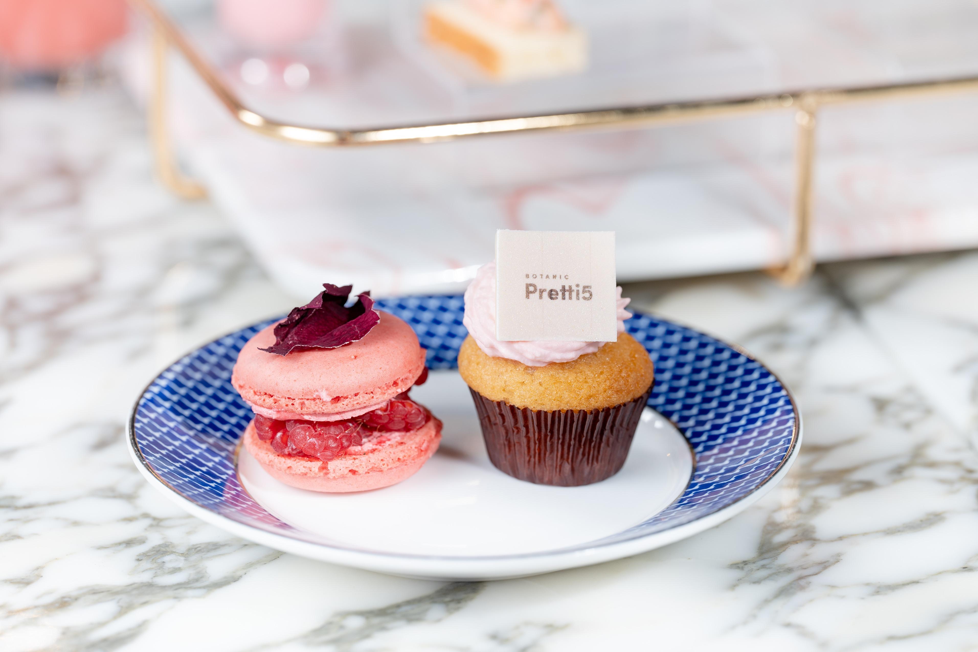 覆盆子馬卡龍及薑餅杯子蛋糕