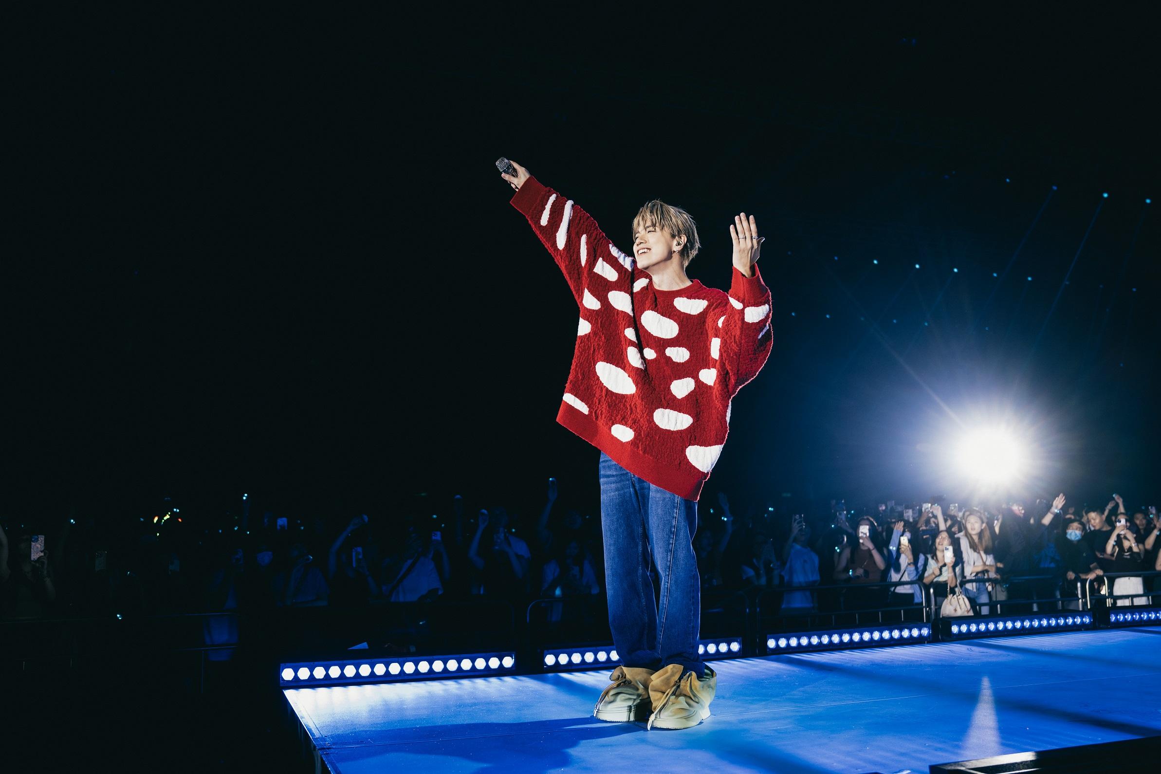 張敬軒媽媽亦有入場支持,粉絲即高呼「奶奶」。