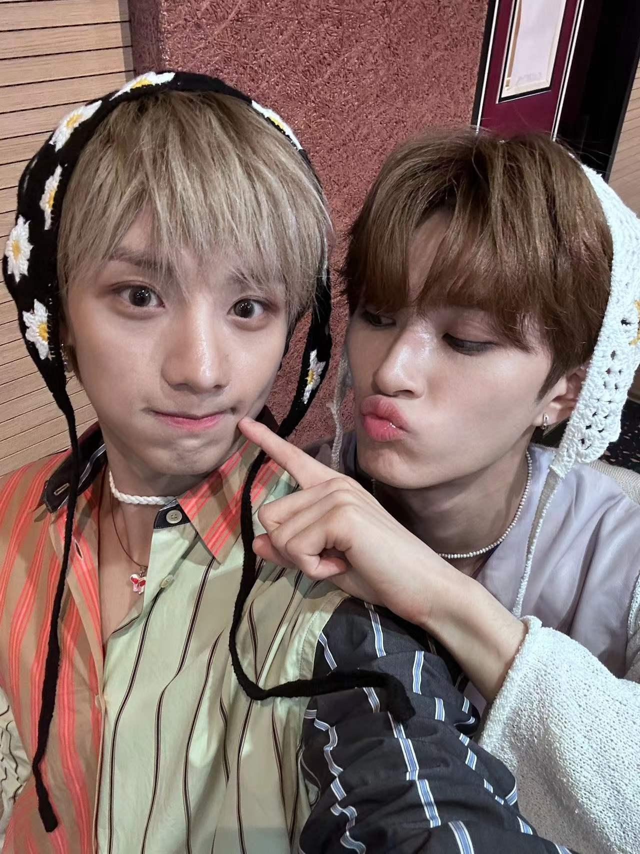 兩大港仔SING(左)和LEO在簽名會上大搞氣氛。