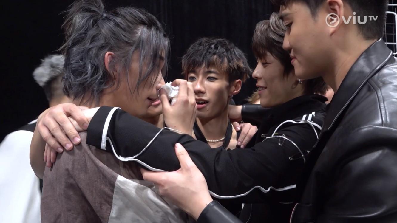 Nathan、Tiger、Kim等互相擁抱。