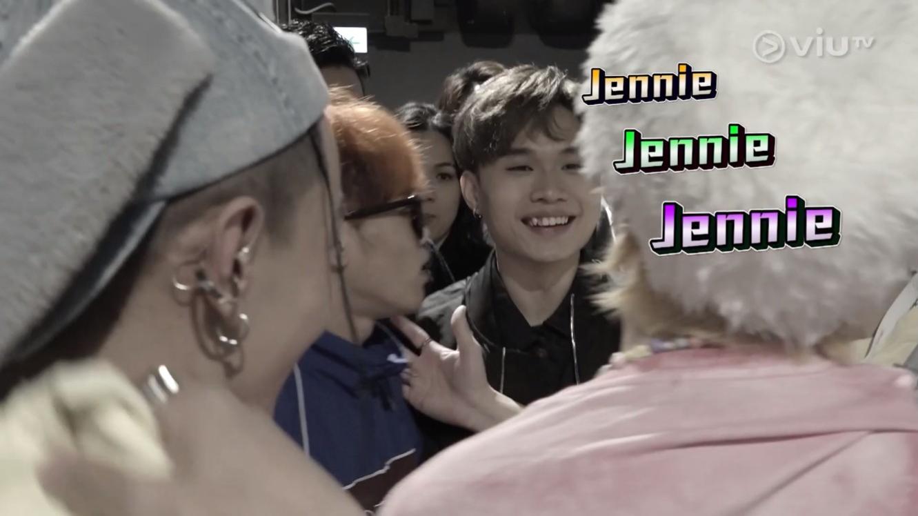 Adams出場前獲組員大叫「Jennie」打氣。