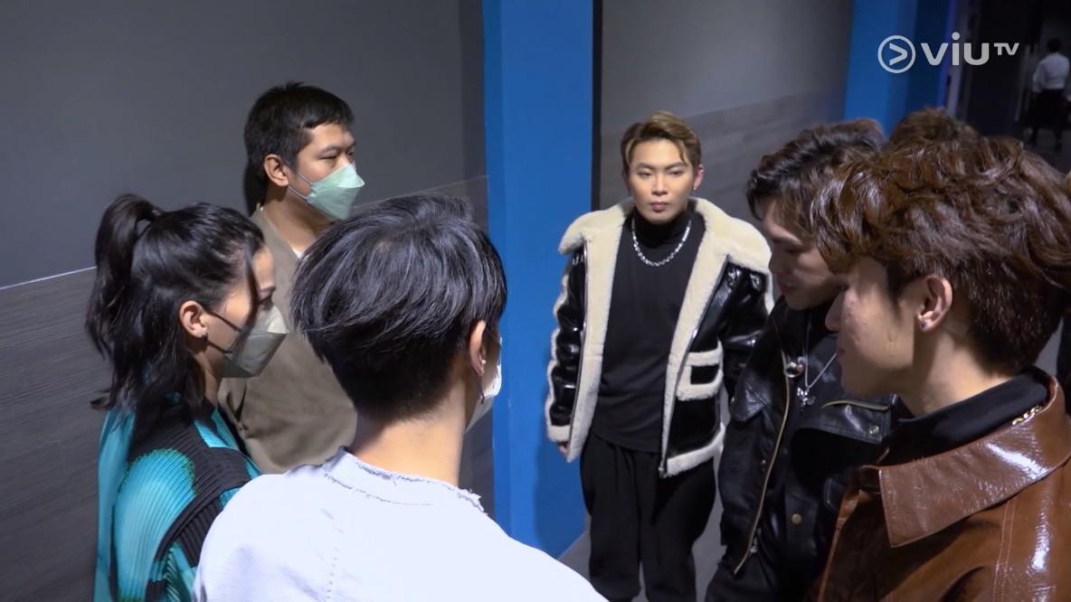 Jay Fung與Rosa安慰組員。