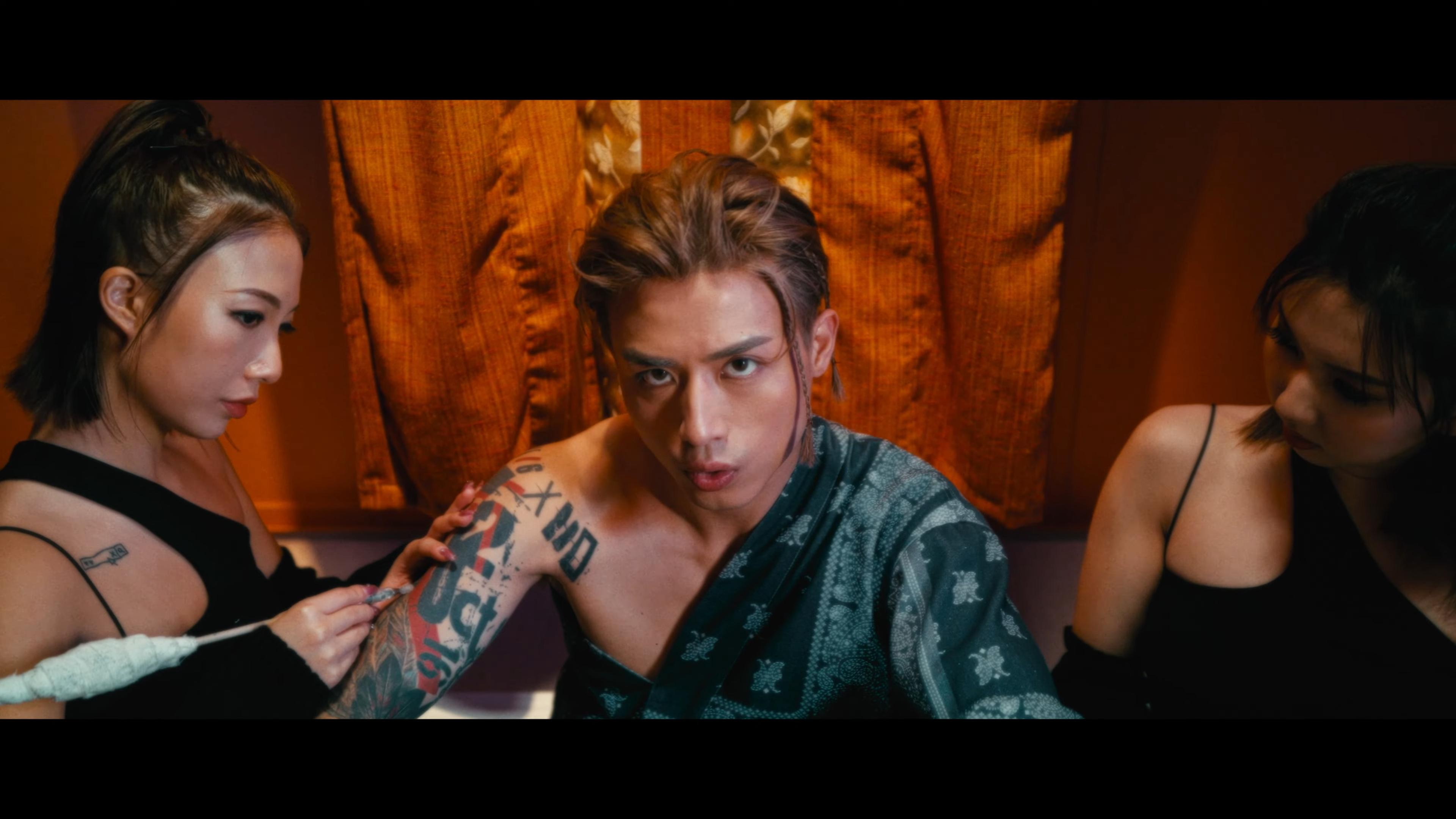 AK半赤膊穿羽織的造型,型格十足。