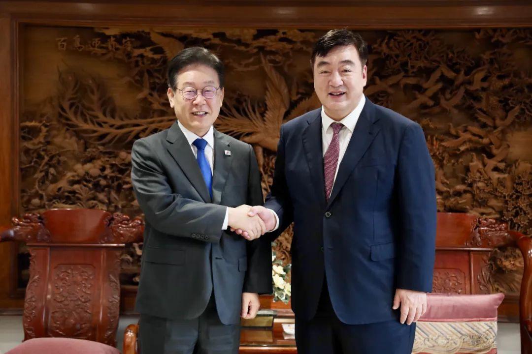 中國駐南韓大使邢海明在首爾的官邸會見南韓共同民主黨黨魁李在明。(中國駐南韓大使館圖片)