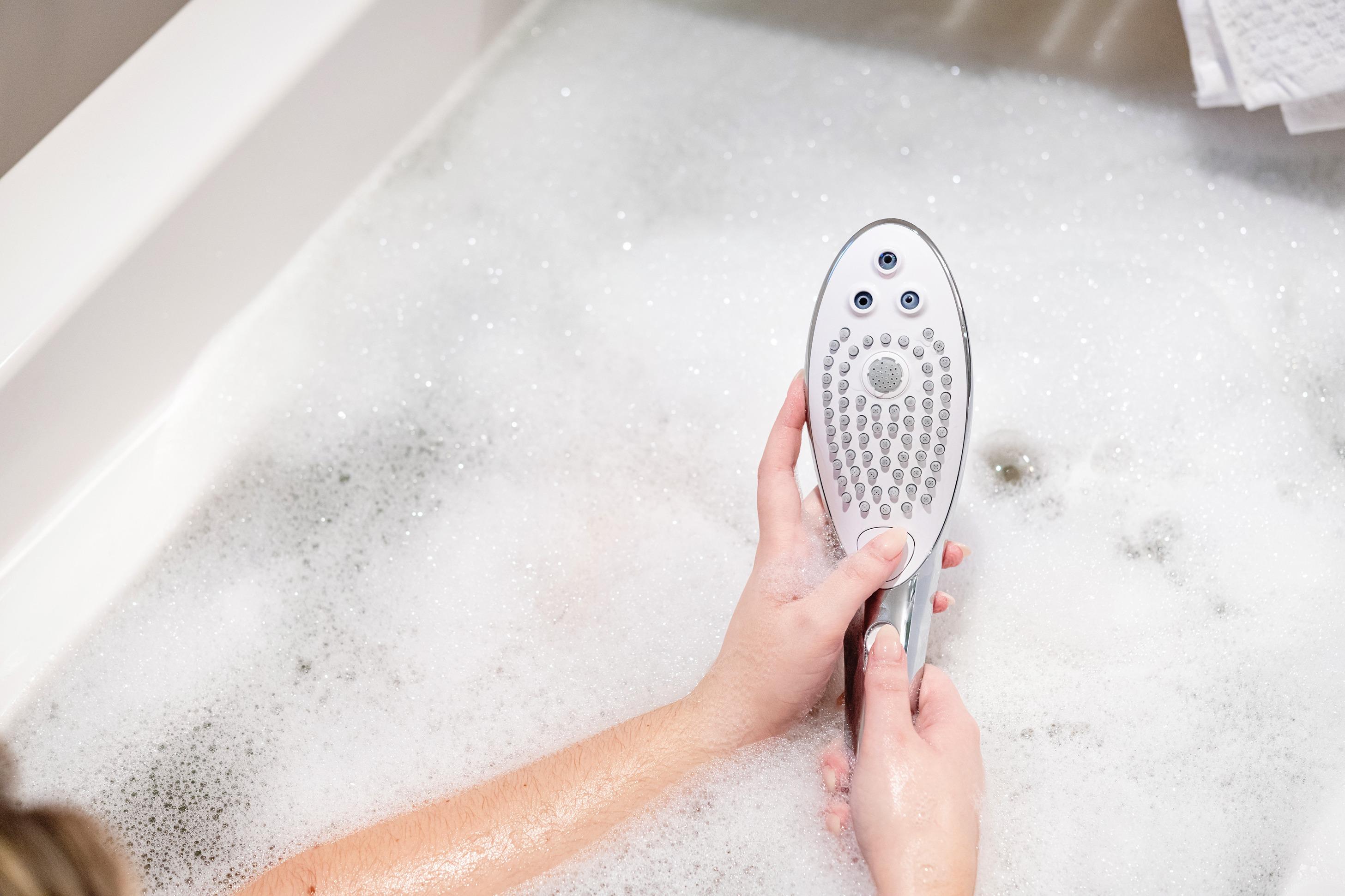 花灑只有強度滑塊及噴頭按鈕,可以單手操作。