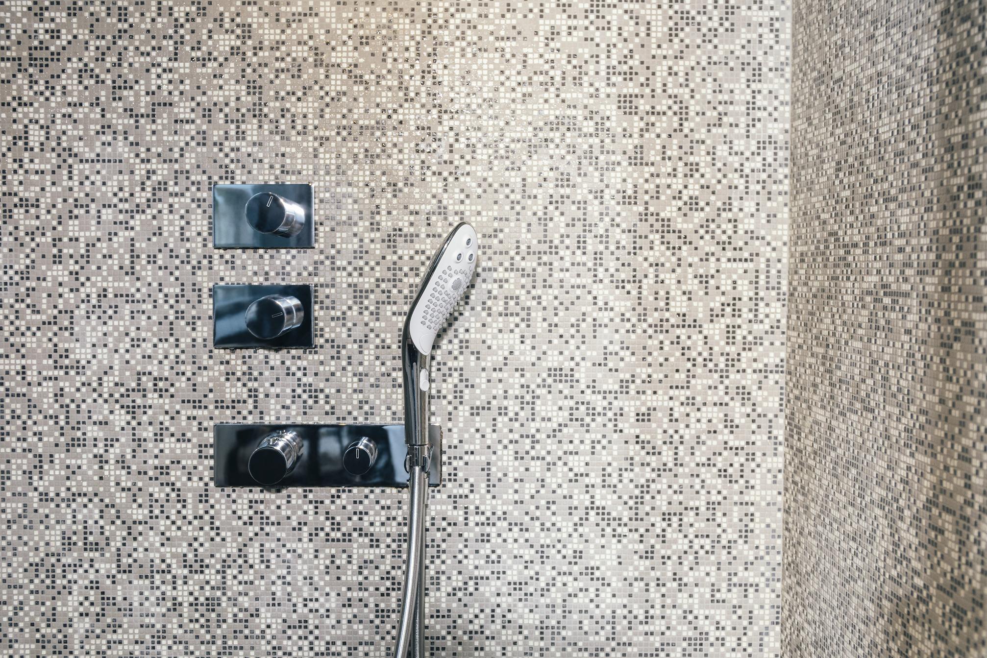 花灑的窄身流線型設計時尚低調