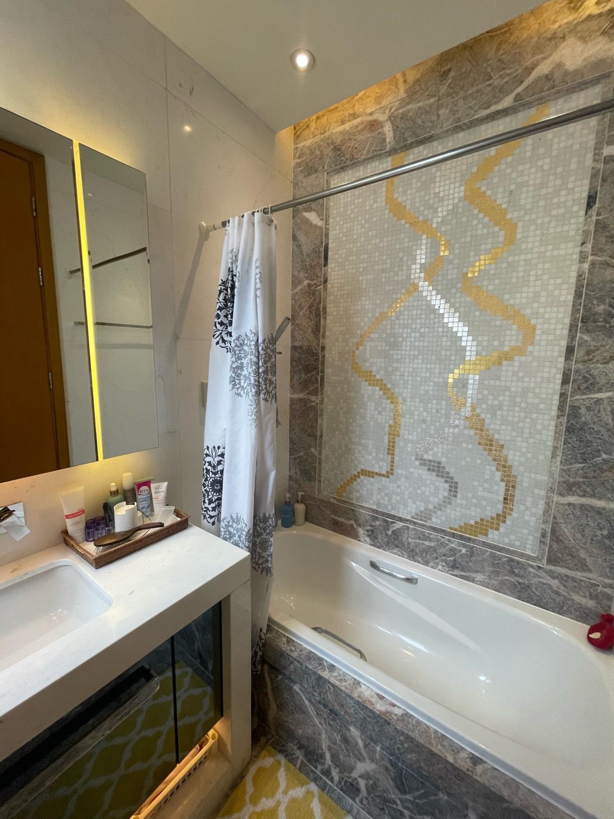 主人套房浴室以雲石及金銀色瓷磚鋪砌,低調華麗。