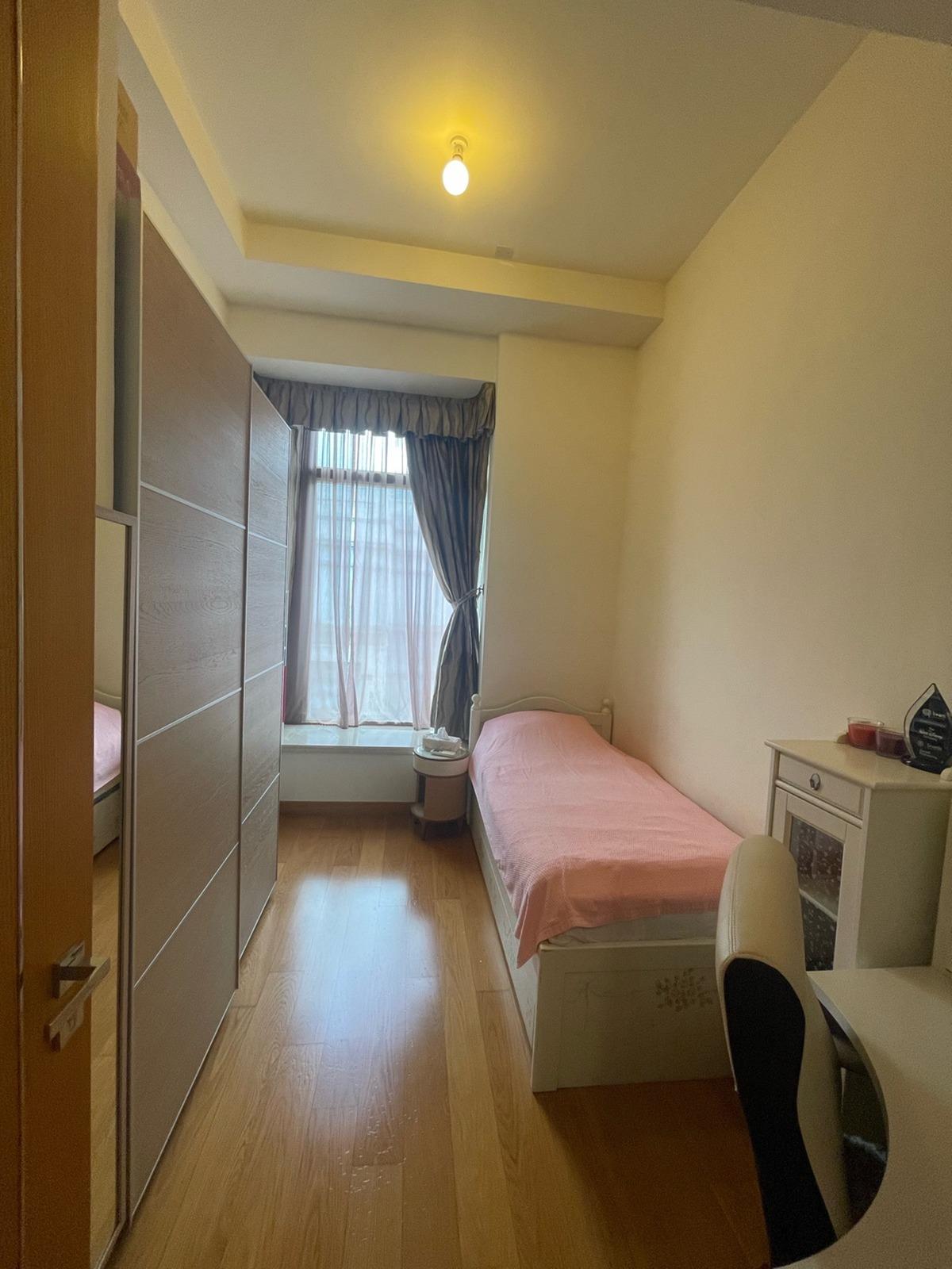 其中一間睡房略呈長方形,間隔亦實用易擺位。