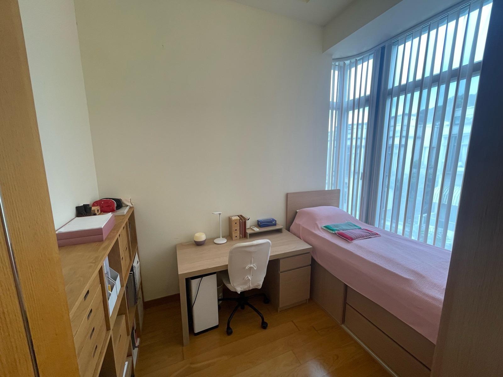 睡房窗戶大,光線充足。