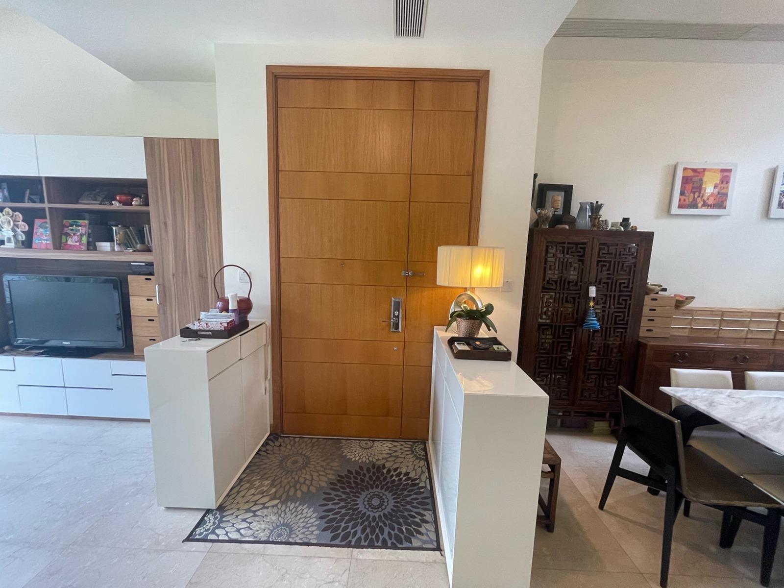 大廳空間闊落,大門位處客飯廳之間,業主特意在大門兩旁放置半身鞋櫃作分隔,實用得來間隔更顯分明。