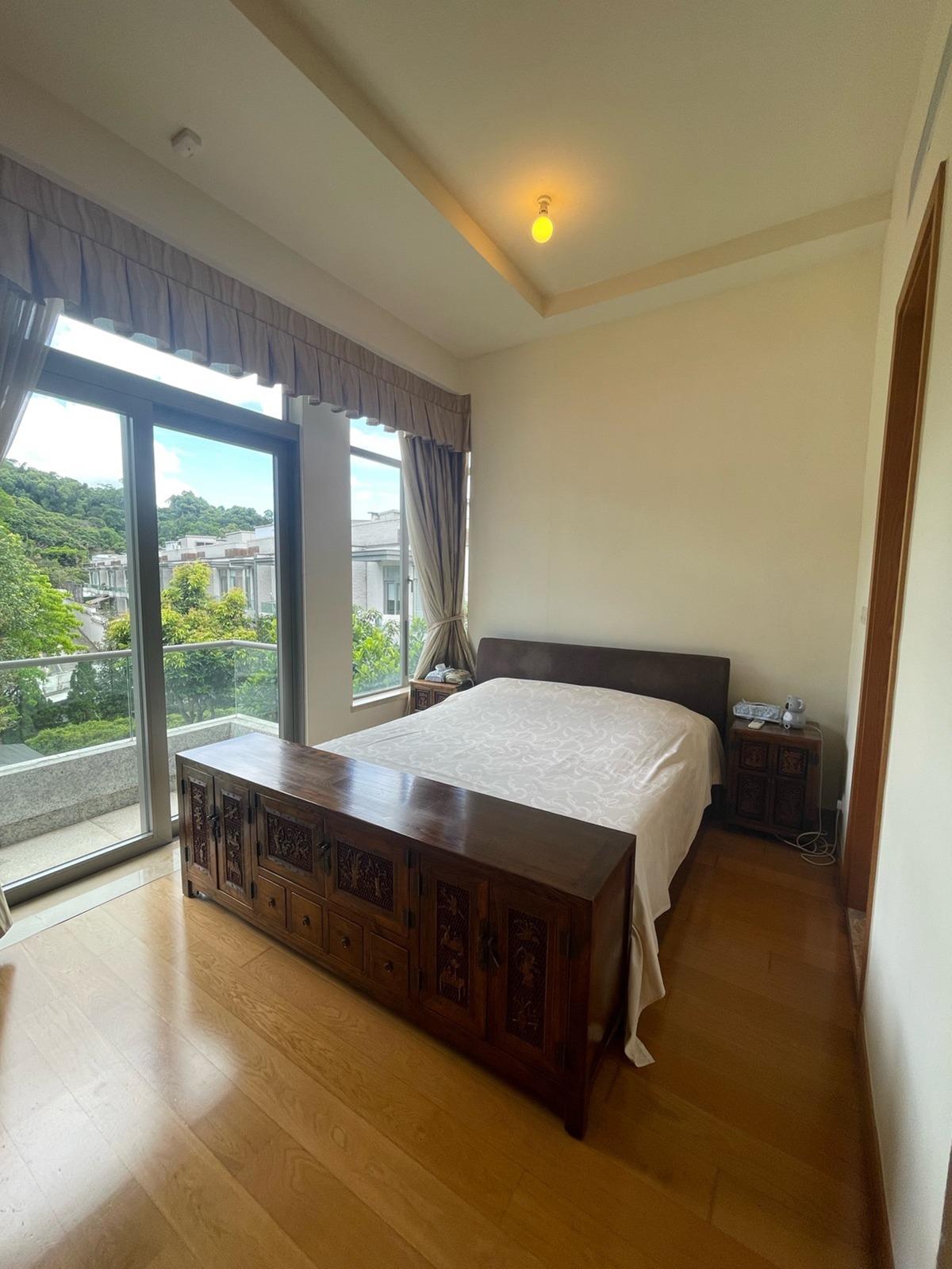 主人套房面積寬敞,可三邊下床。