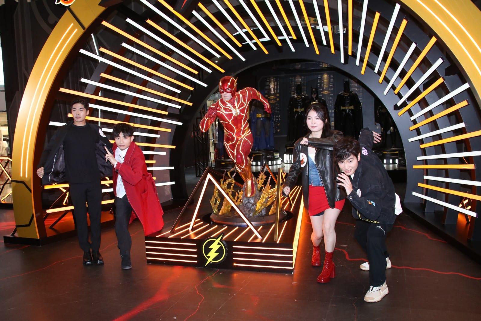 游學修扮蝙蝠俠與扮閃電俠的Dee哥,加上年輕版「Dee哥2.0」Aaron和扮Super Girl的Dee姐《閃電俠》。(林俊源攝)