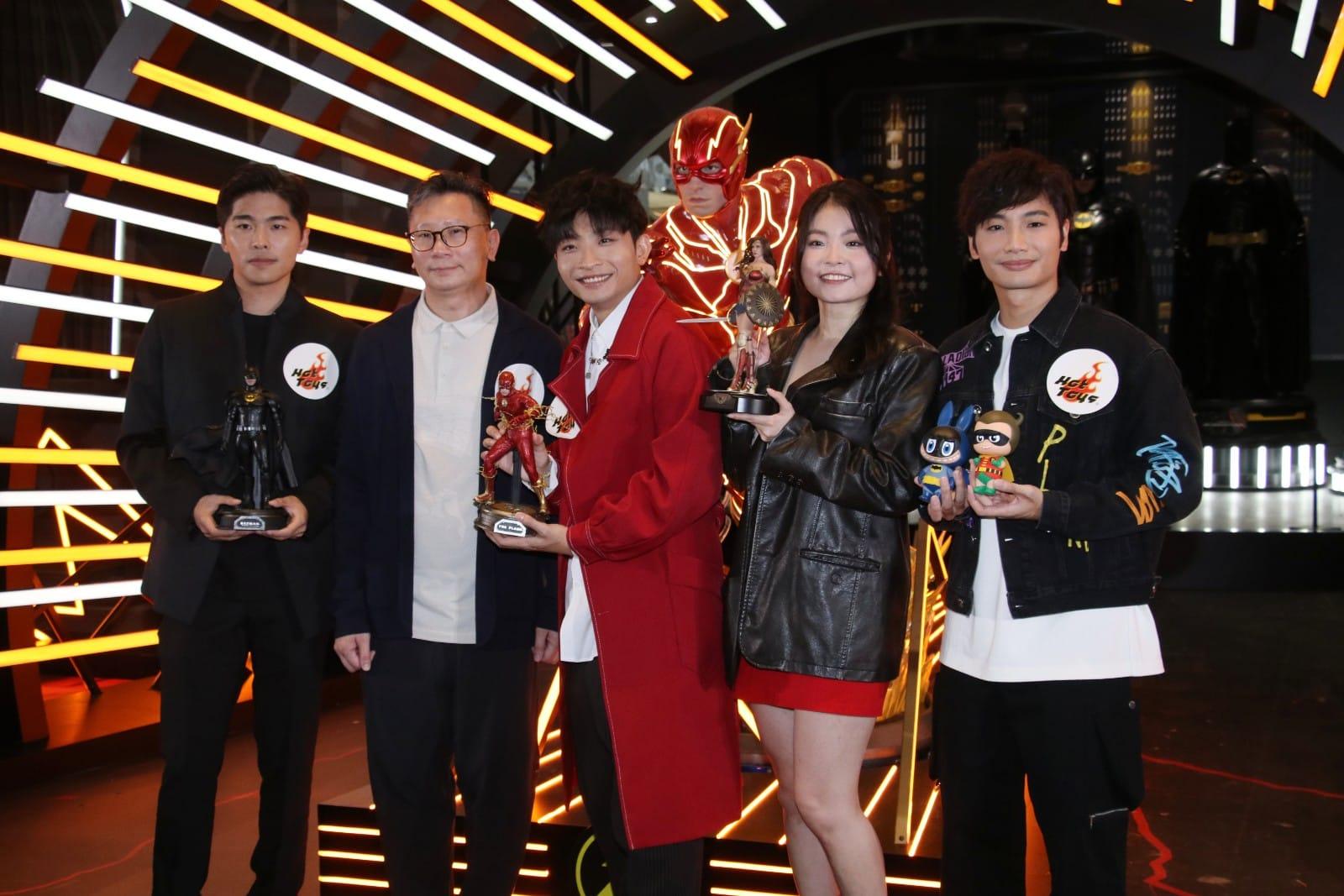 游學修是《蝙蝠俠》忠粉,以一身黑色西裝出席太古城的「 閃電俠.神速閃現」活動。(林俊源攝)