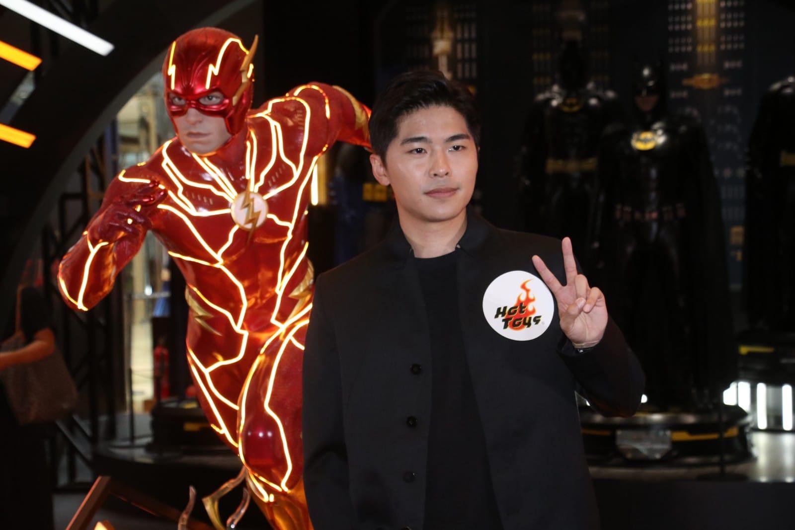 游學修是《蝙蝠俠》忠粉,以一身黑色西裝出席太古城的「 閃電俠.神速閃現」活動。(林俊源攝)