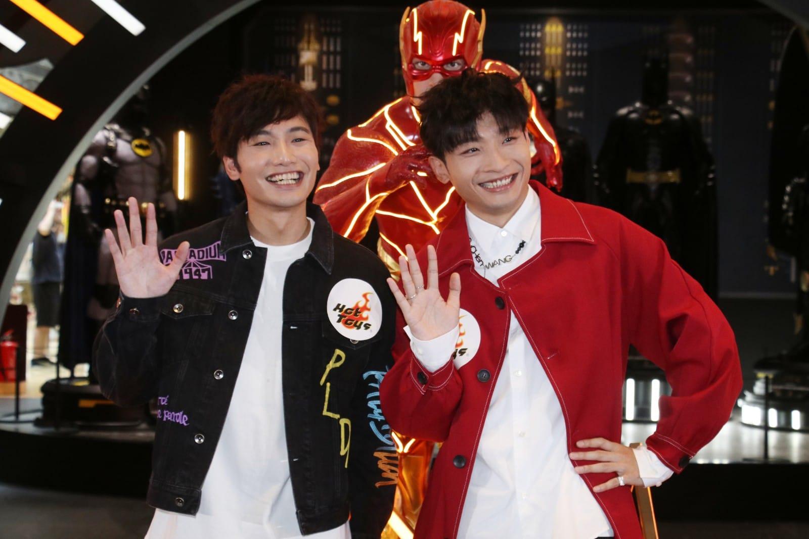 Dee哥與「Dee哥2.0」,果然「撞樣」。(林俊源攝)