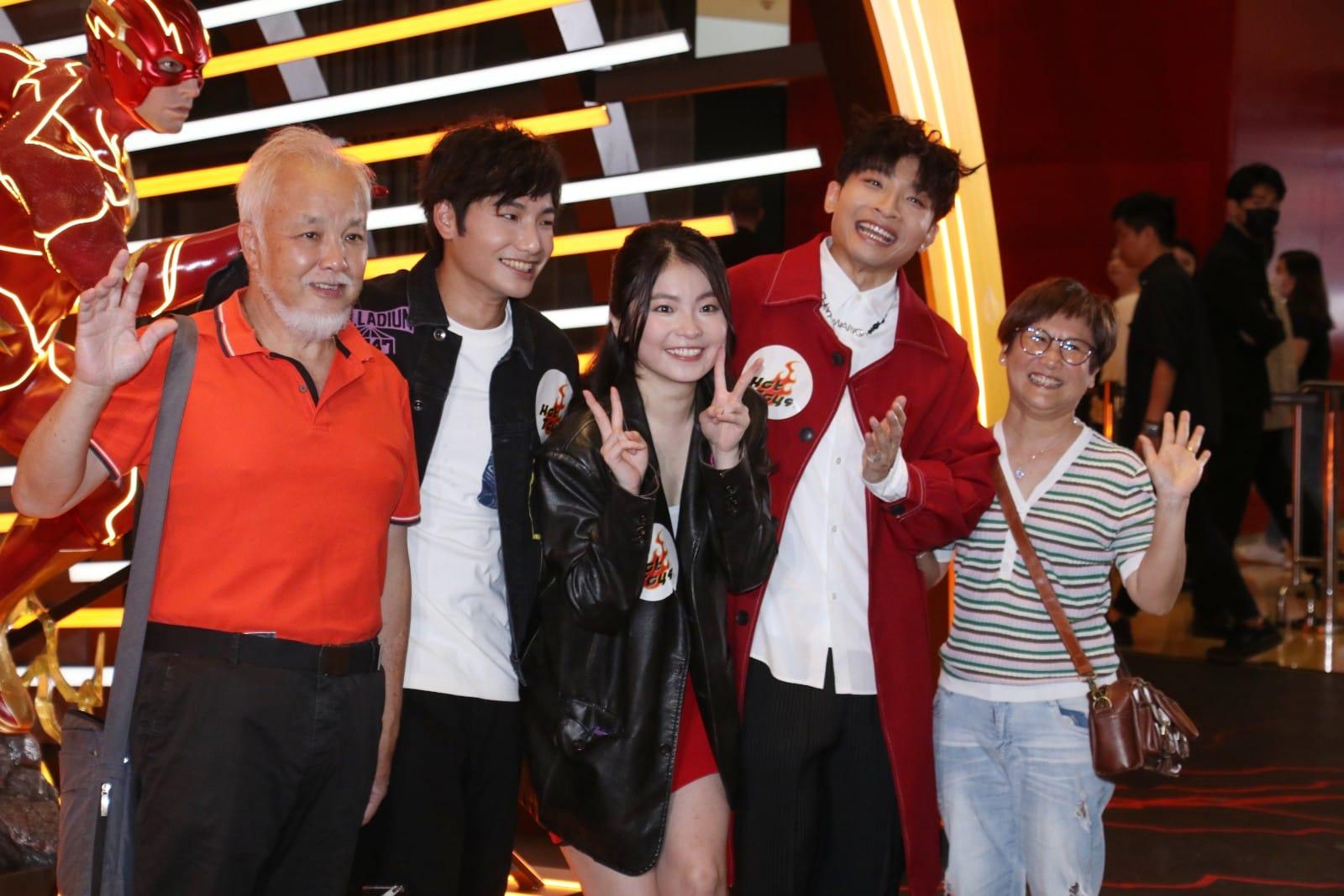 Aaron父母親身捧兒子場,順便與Dee哥和Dee姐集郵。(林俊源攝)