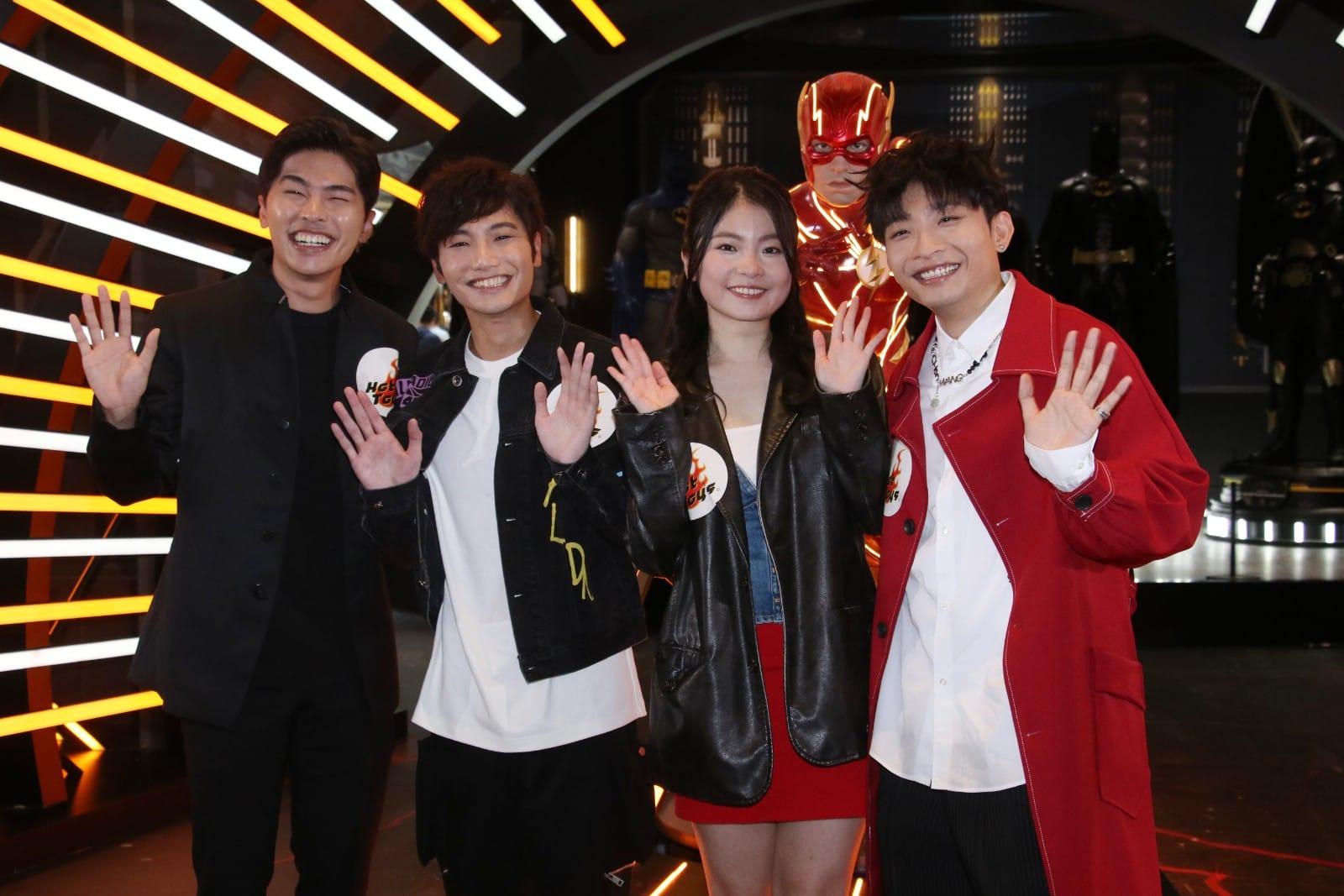 游學修在Dee家族合照時,眯起眼扮Dee哥「亂入」,非常搞笑。(林俊源攝)