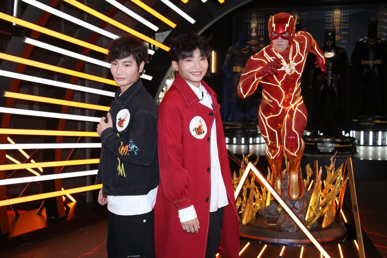 Dee哥與「Dee哥2.0」,果然「撞樣」。(林俊源攝)