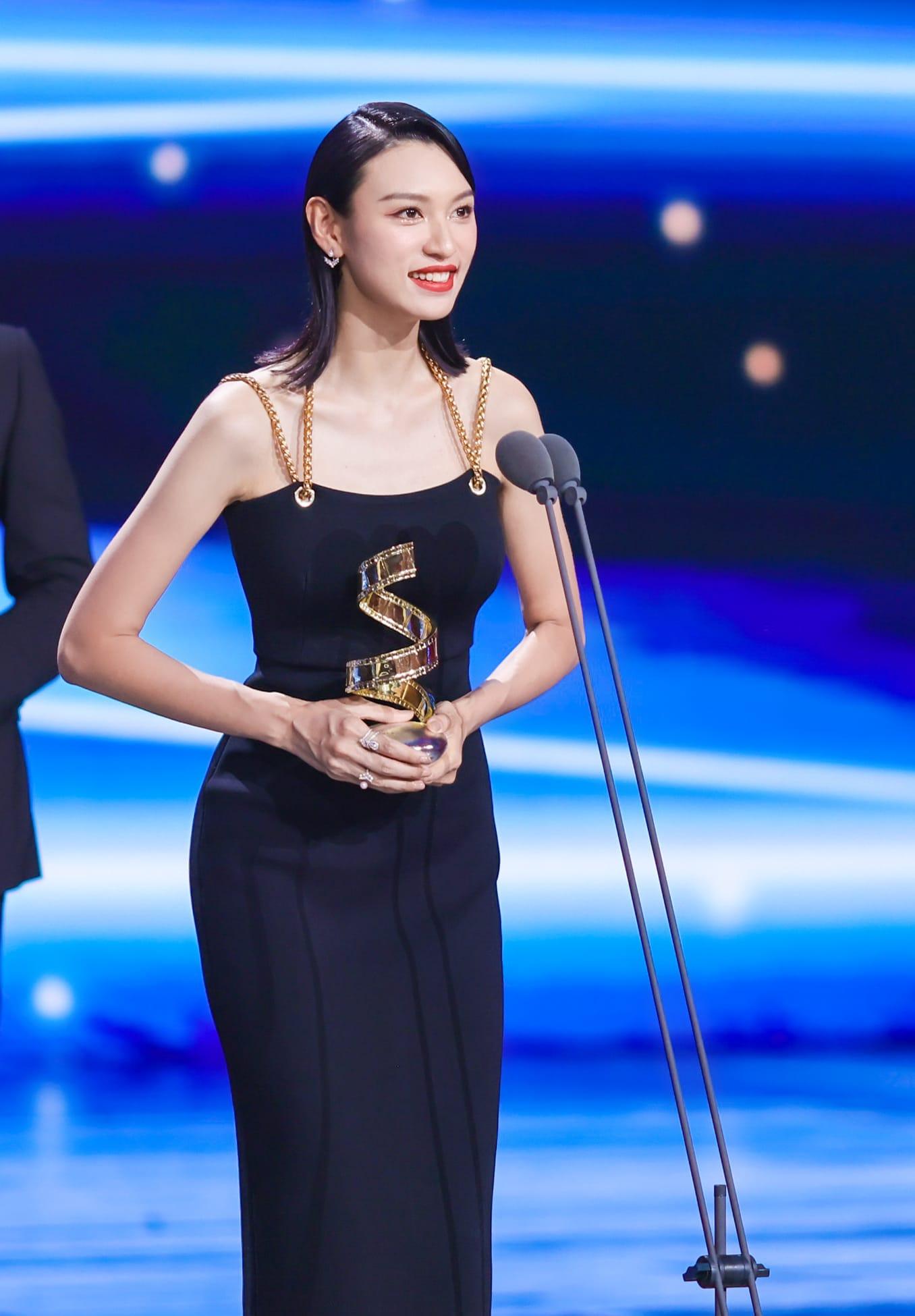 王丹妮穿黑色吊帶裙領獎。