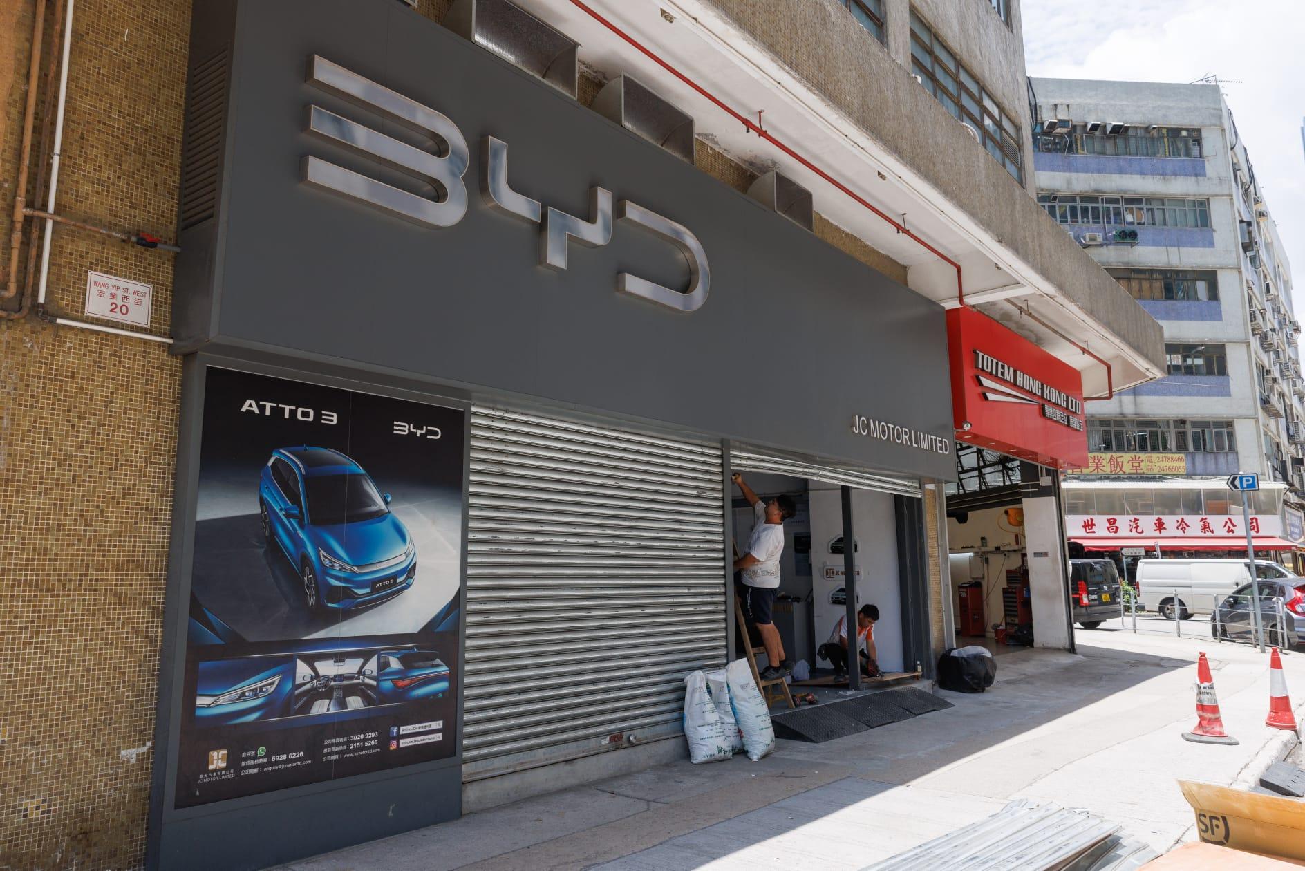 比亞迪尖沙咀灣仔陳列室遭淋紅油 元朗陳列室遭撞閘