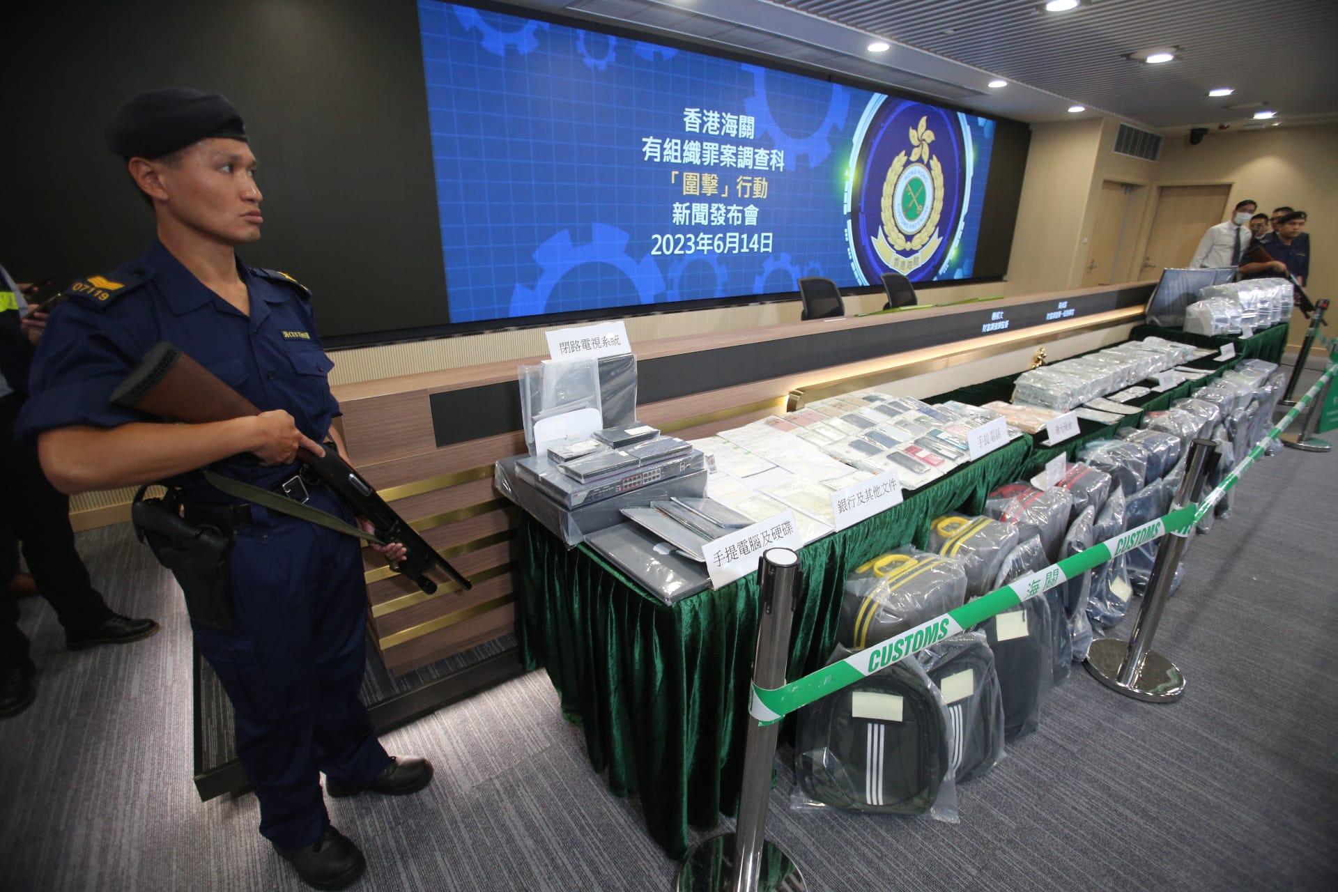 海關瓦解洗黑錢集團拘23人 涉空運逾7億港元現金