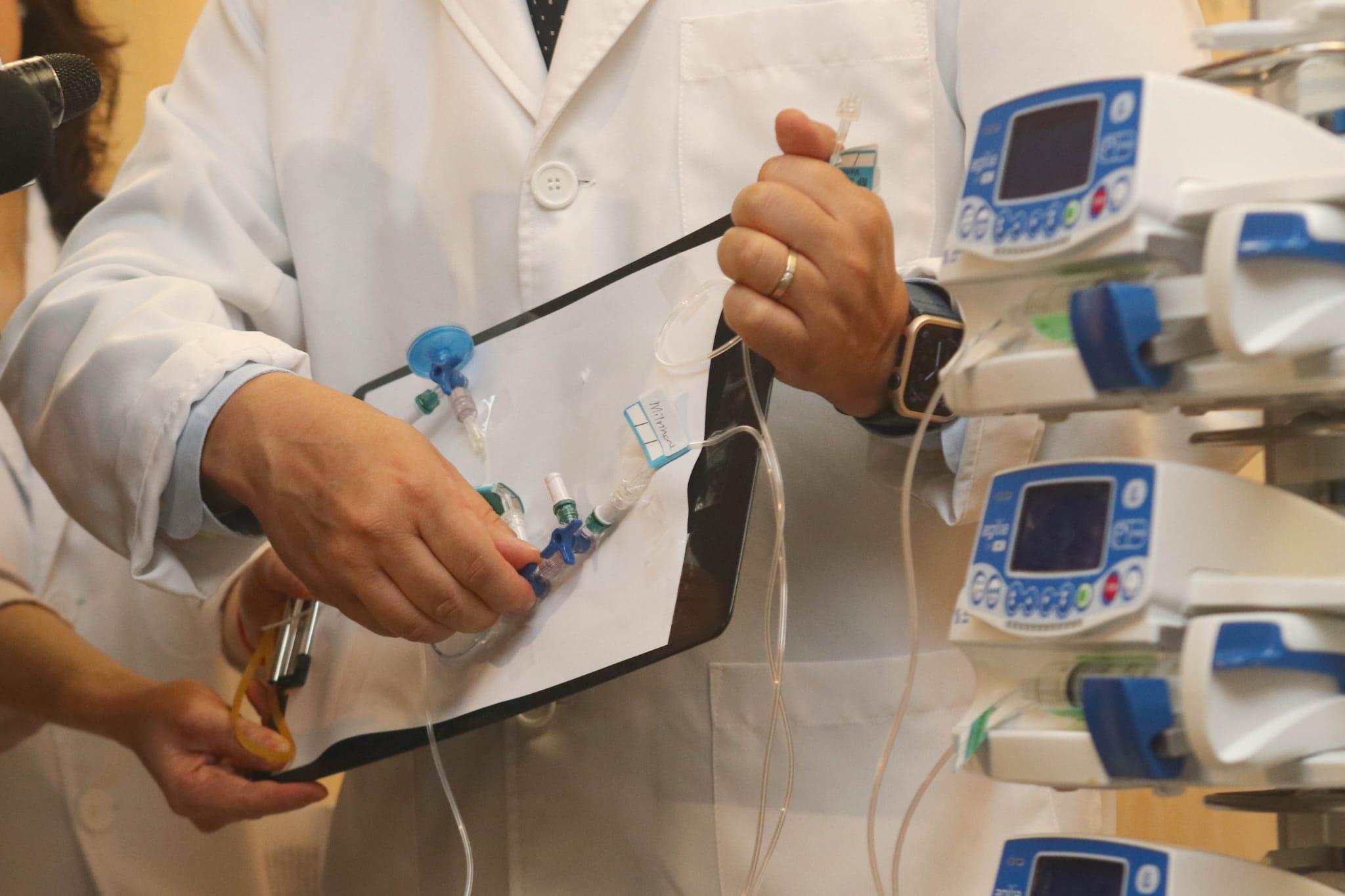 威院早產嬰死亡|涉事醫護正休假 醫院行政總監承認臨床處理有缺失向家屬及公眾致歉