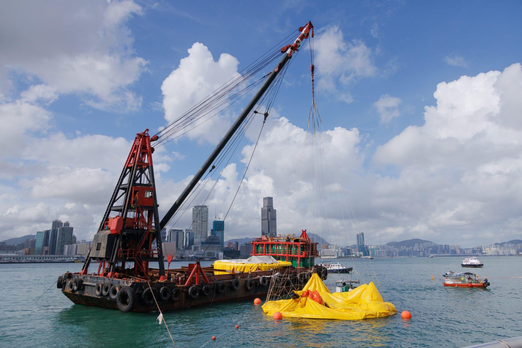 另一隻黃鴨今早被放氣 市民不捨送別盼再見