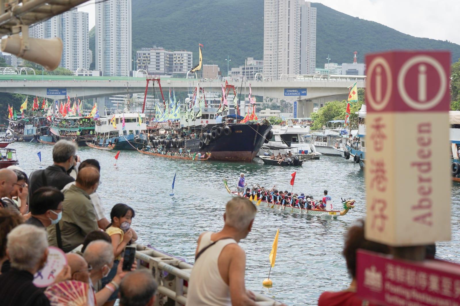 多區有龍舟競賽,市民形容氣氛熱鬧。