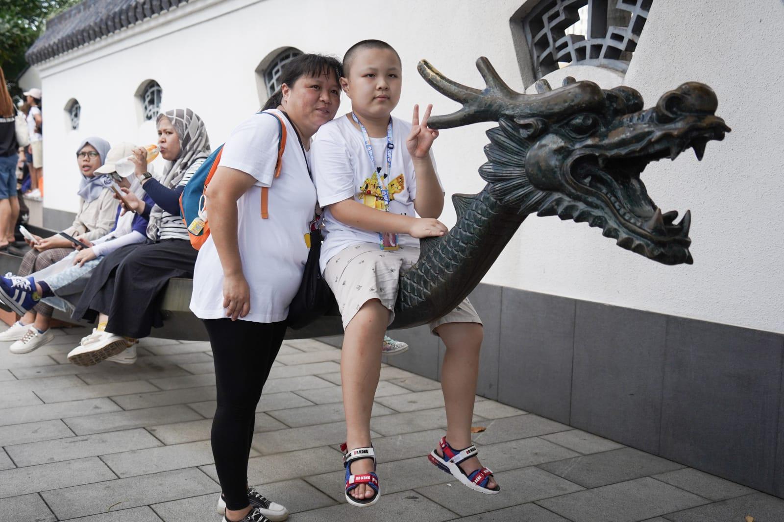 多區有龍舟競賽,市民形容氣氛熱鬧。