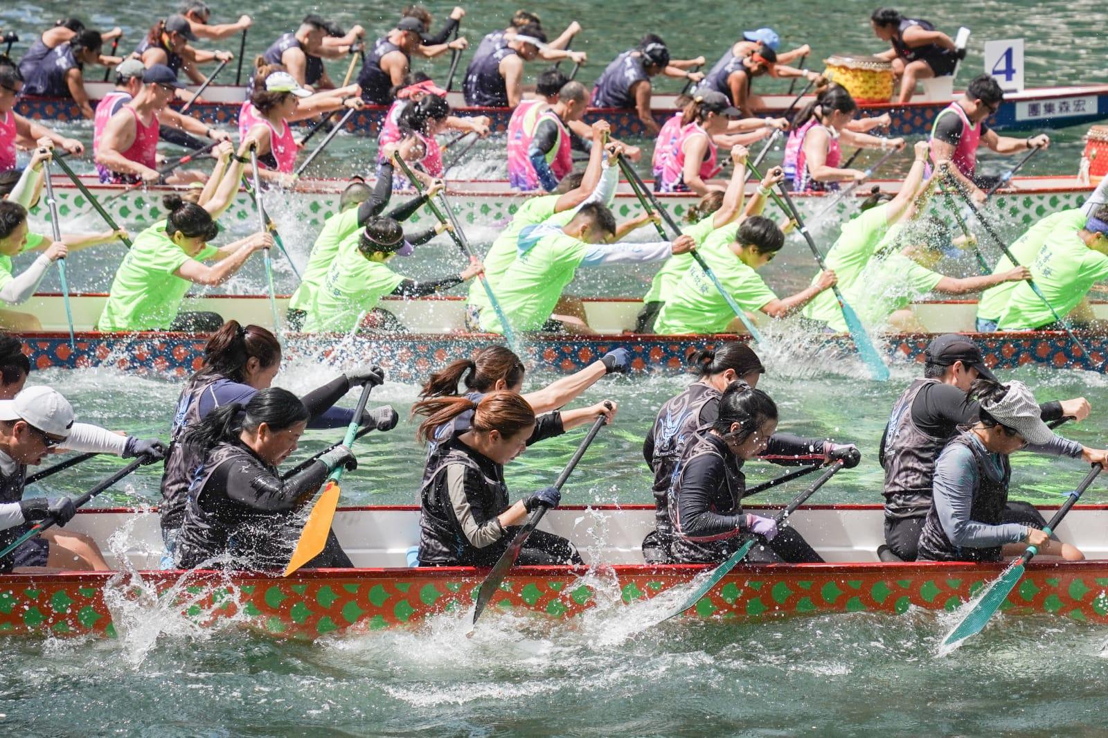 多區有龍舟競賽,市民形容氣氛熱鬧。
