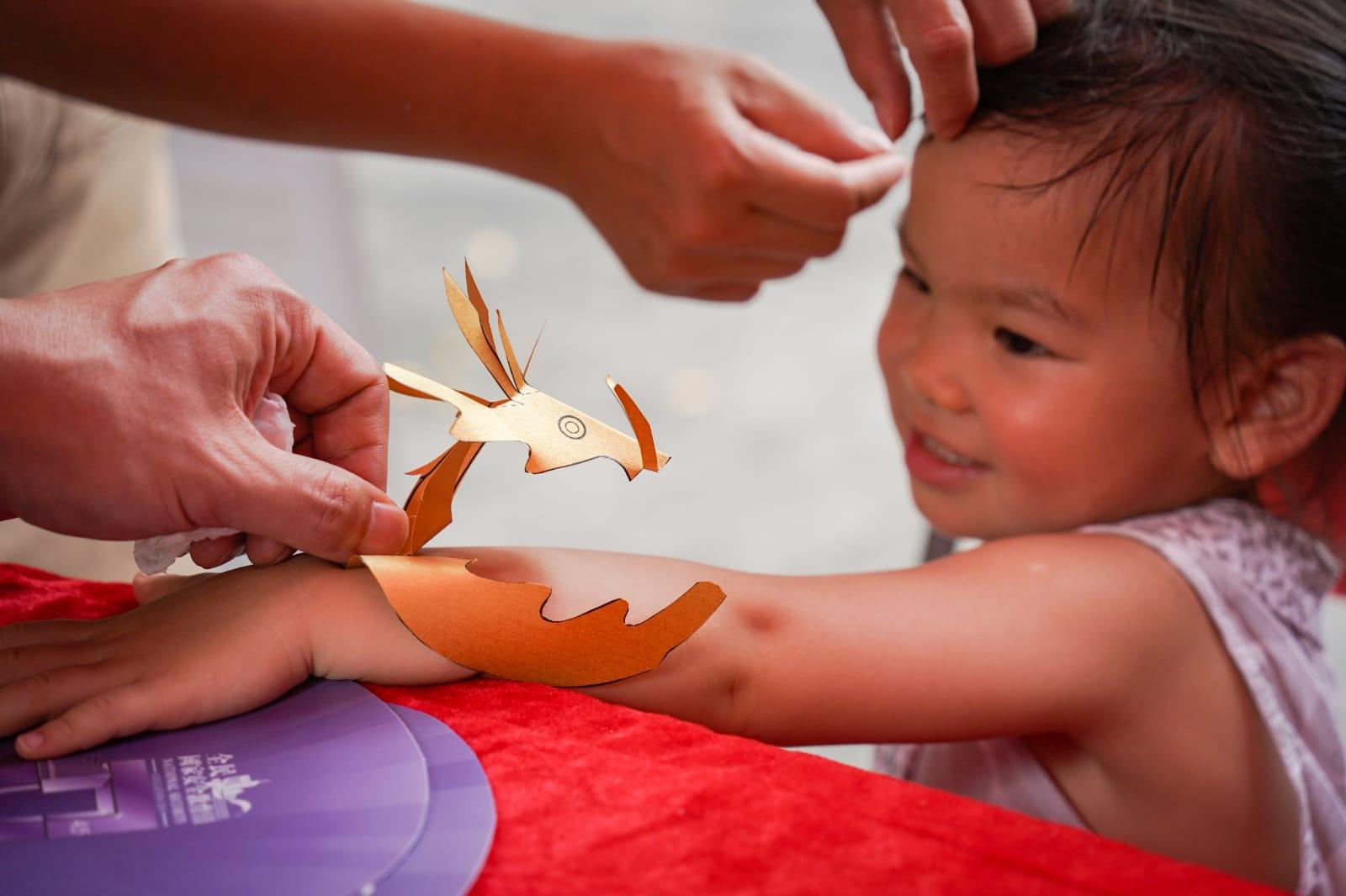 多區有龍舟競賽,市民形容氣氛熱鬧。