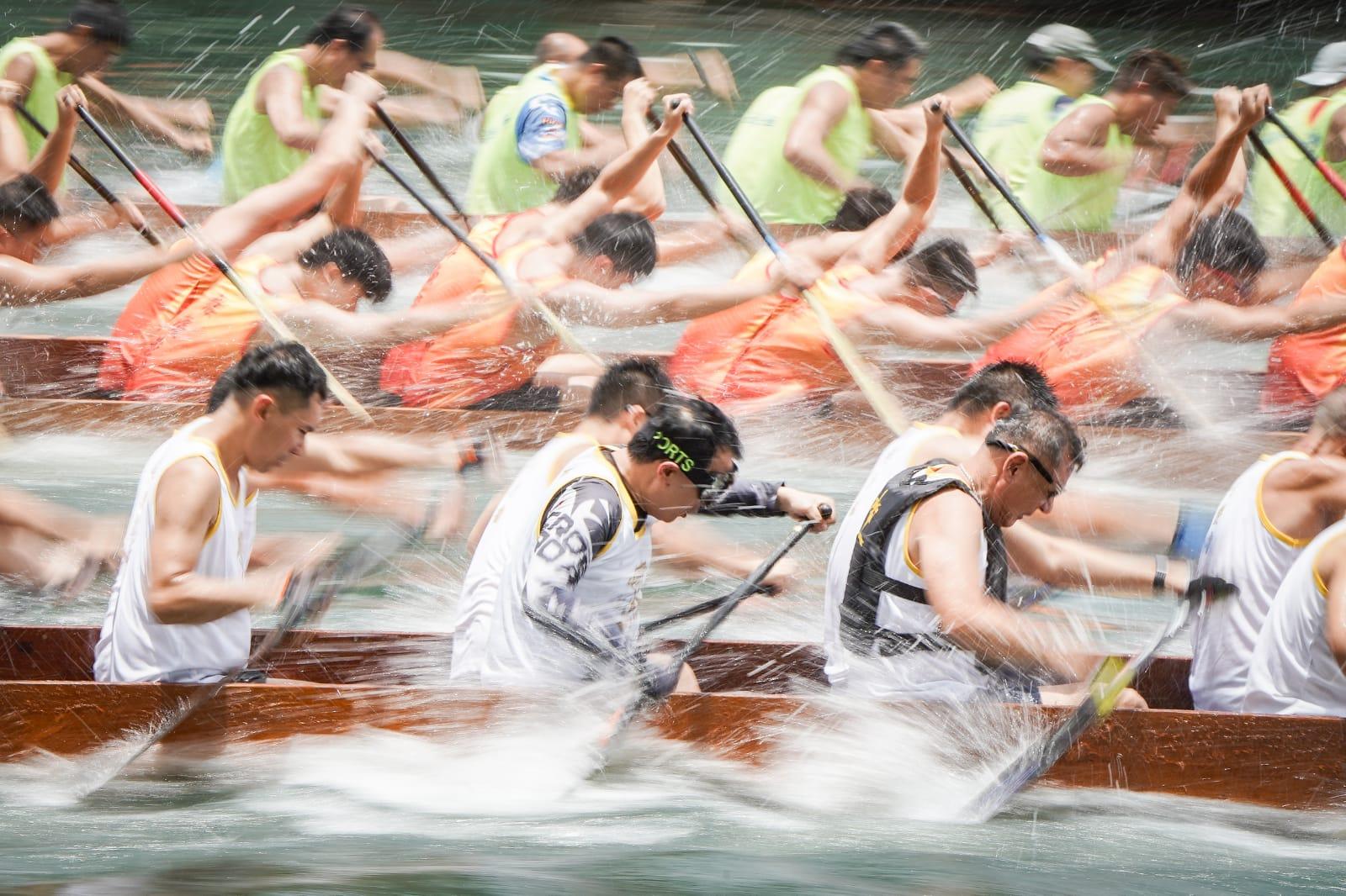 多區有龍舟競賽,市民形容氣氛熱鬧。