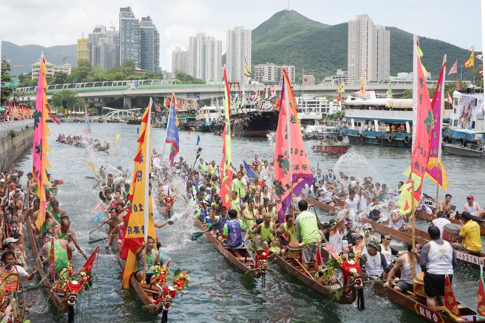 多區有龍舟競賽,市民形容氣氛熱鬧。