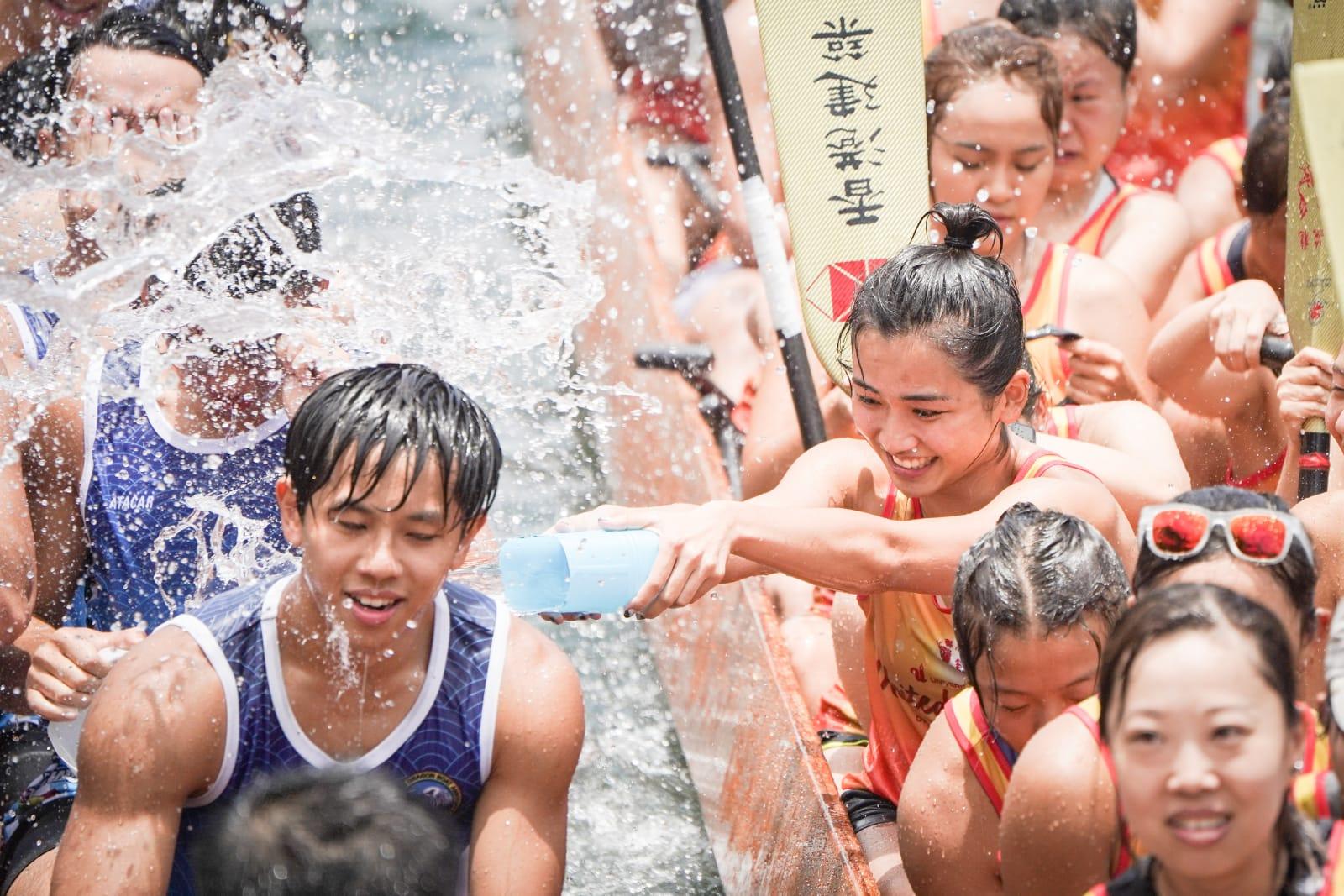 多區有龍舟競賽,市民形容氣氛熱鬧。